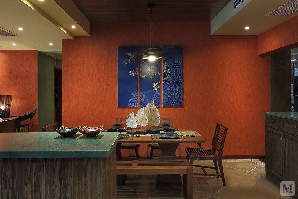 客厅空间融合了亚洲传统文化，整个空间采用中式风格的设计，以浅木色系为主；融入中国特色的东南亚家具，具有浓郁的明清家具风格，重视细节的装饰，令人感觉沉稳大气；墙面、地面上红色藕荷色墨绿色等装饰材料，充满华丽的感觉；受印度的佛教的影响，用于点缀的装饰品，多采用与佛教有关的事物；不同的材料和色彩搭配，在保留了自身的特色之余，产生更加丰富的变化。