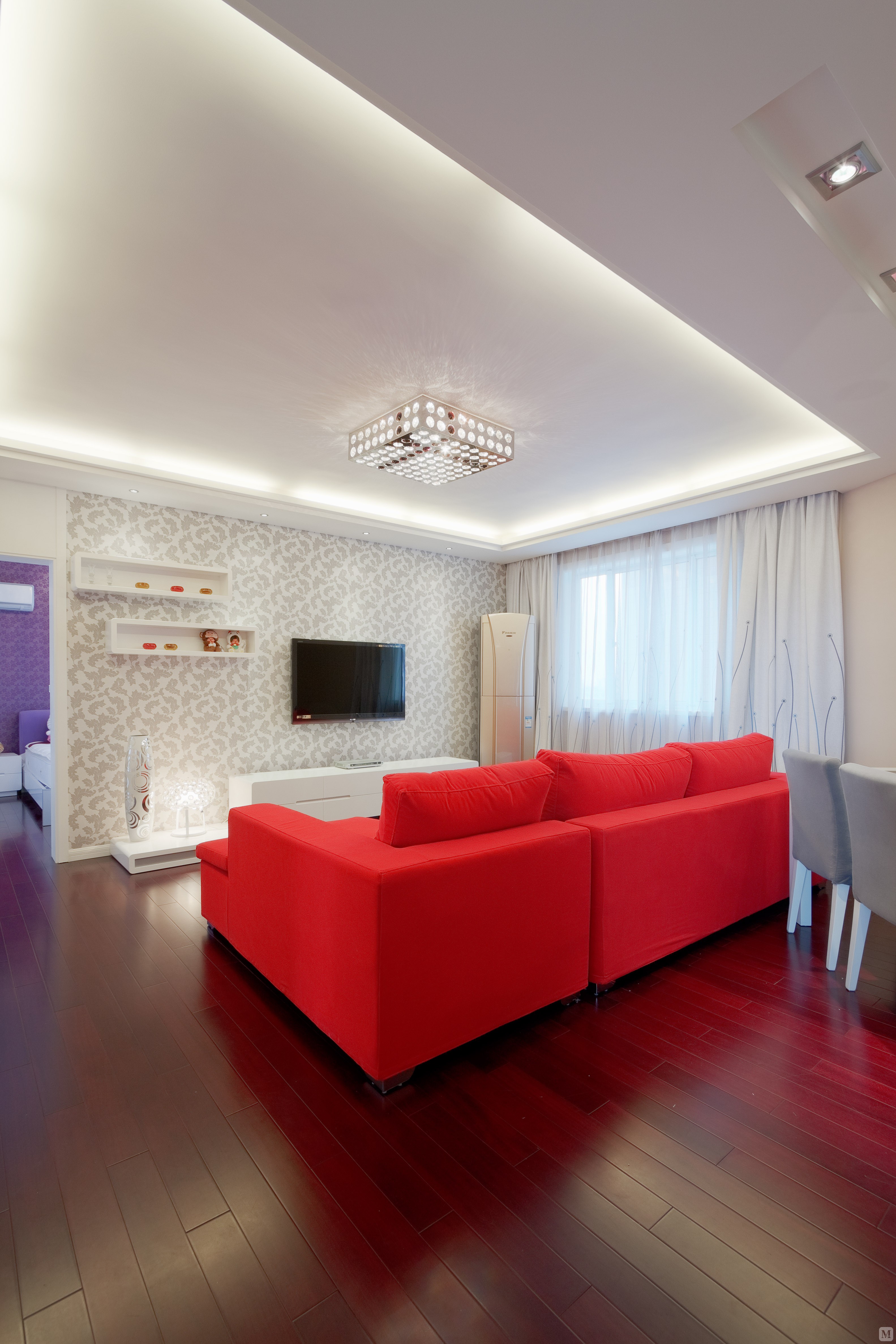 本案是以白色为主的简约风的婚房，在整个空间的配饰和色彩搭配上都赋予了欢快明亮的感觉，红色沙发是整个空间的点睛之笔
！