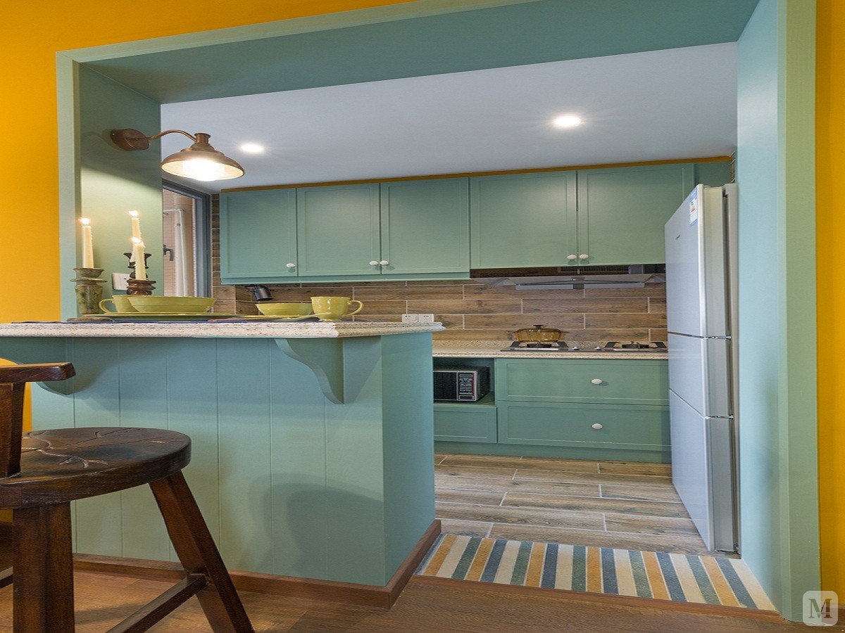 柚木色的家具搭配同色系的软装增强了整个空间的协调感。开放式的厨房衔接客厅使整个视野更加的开阔。定制的展示架摆上客户旅游带回来的纪念品，使这个角落成为一个亮点。