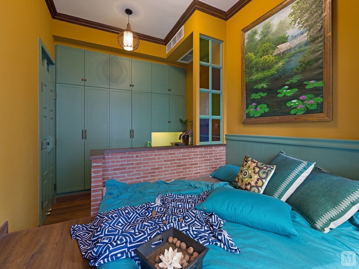 柚木色的家具搭配同色系的软装增强了整个空间的协调感。开放式的厨房衔接客厅使整个视野更加的开阔。定制的展示架摆上客户旅游带回来的纪念品，使这个角落成为一个亮点。