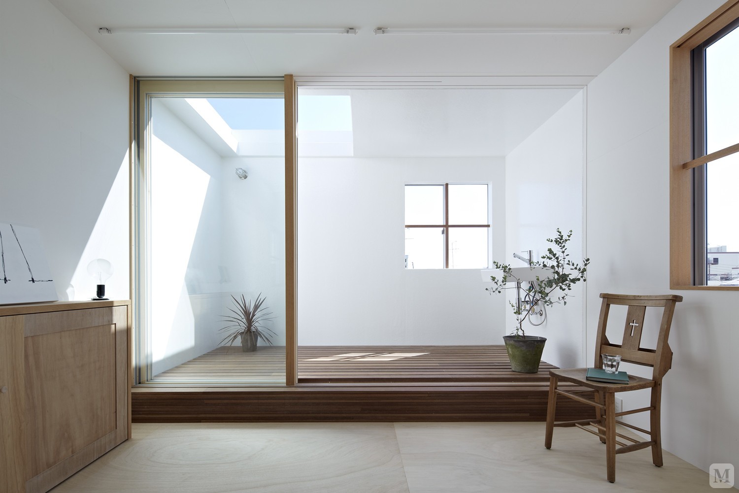 传统的日式家具以其清新自然、简洁的独特品味，形成了独特的家具风格，对于活在都市森林中的我们来说，日式家居环境所营造的闲适、悠然自得的生活境界，也许就是我们所追求的。