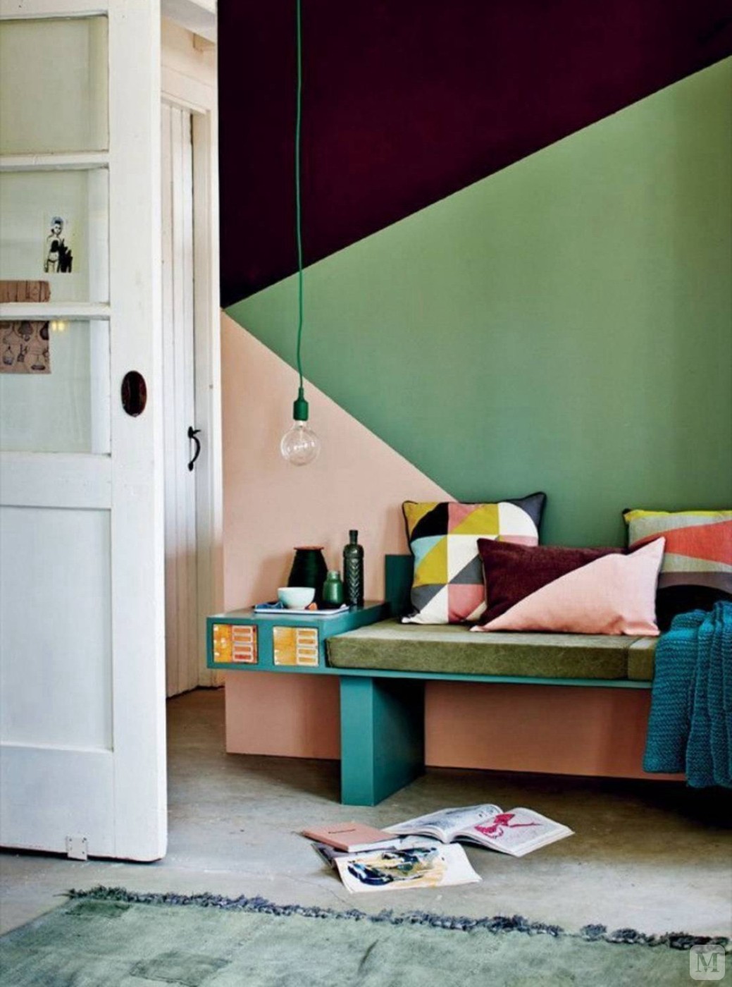 墙面与座椅靠枕的几何色块相呼应,透出别样风情.