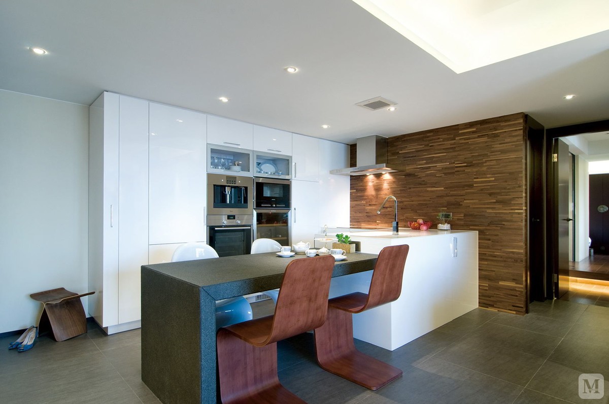 现代化的厨房是家庭装修的重要组成部分，是制作食品的场所。光线充足、通风良好、环境洁净和使用方便是现代化厨房的装修基本要求。