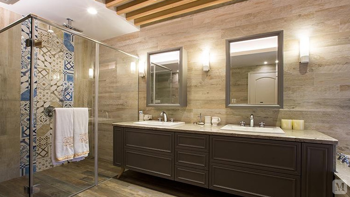 淋浴房中间镶嵌一排花砖更跳跃，双台盆设计更能促进情侣之间的幸福感。