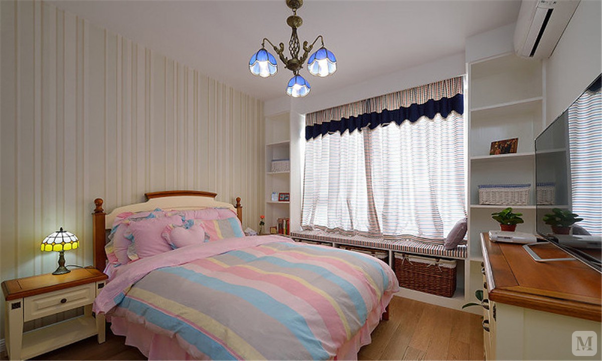 卧室设计风格是条纹和图案的混搭，整体活动空间较大，给了墙纸和床单风格更多发挥的空间。