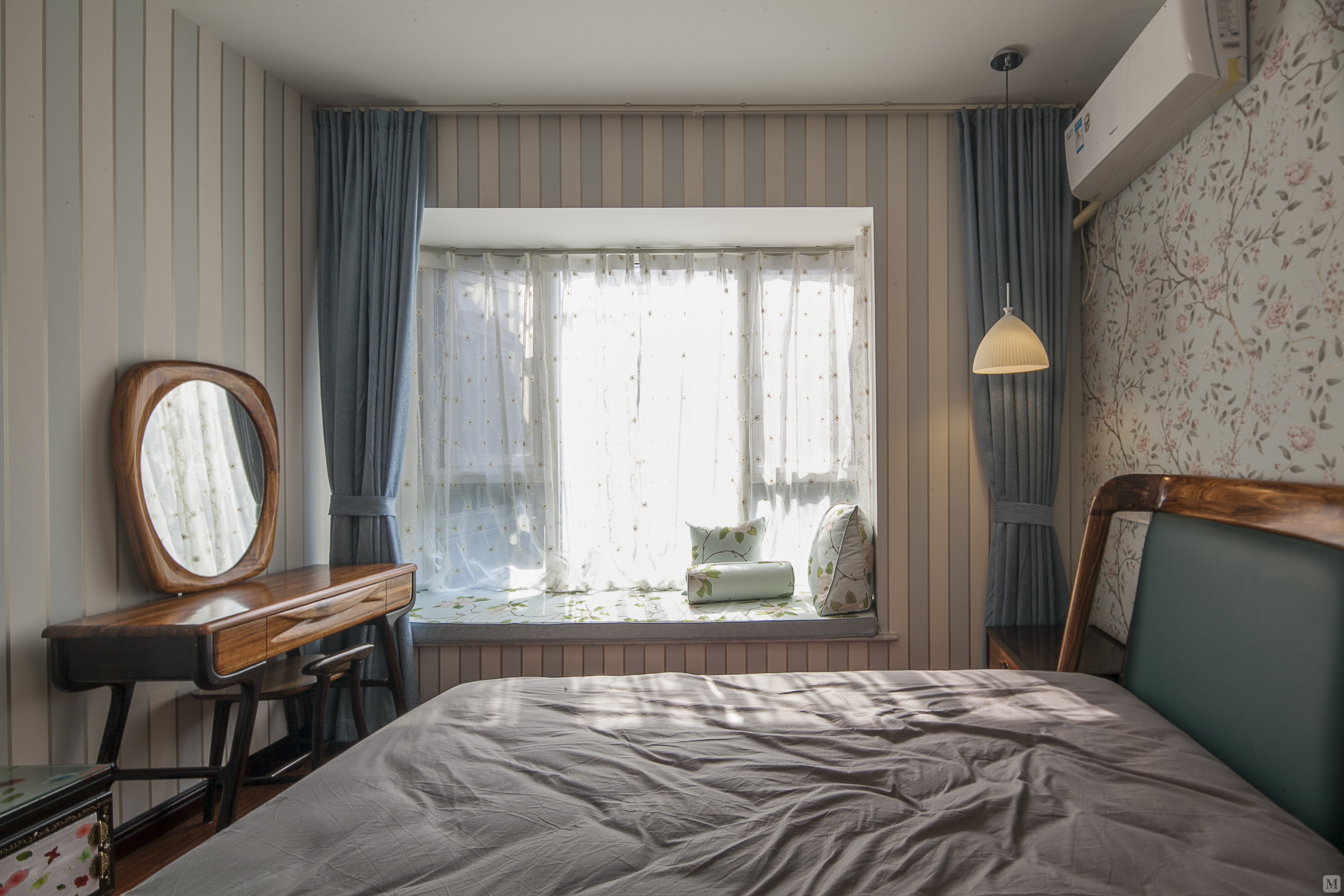 卧室也是大胆用色，墨绿与棕色的搭配也质感十足，复古又优雅。