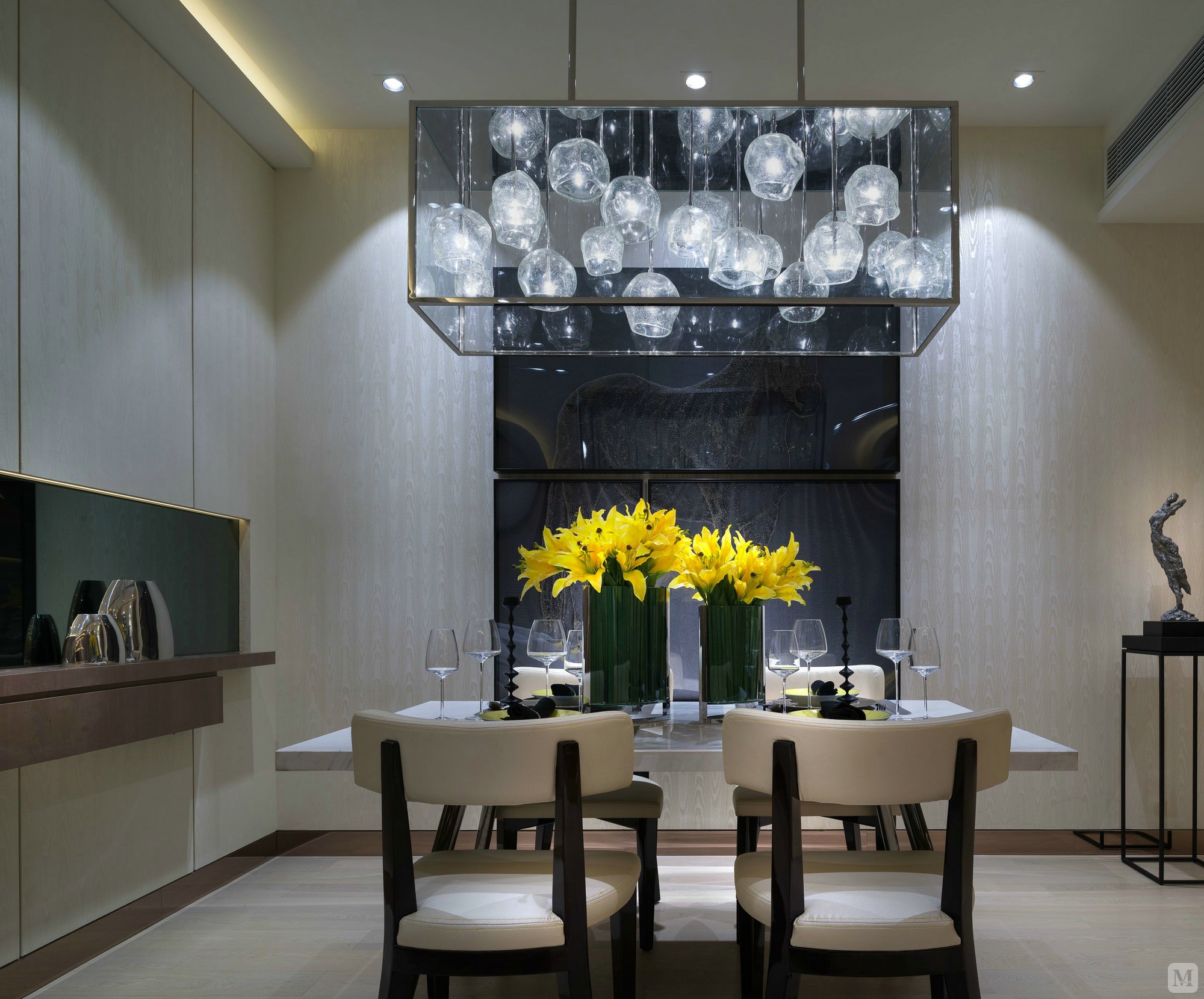 餐厅吊灯如同一件精美的艺术品夺人眼球，装点了一个充满情调的用餐空间。