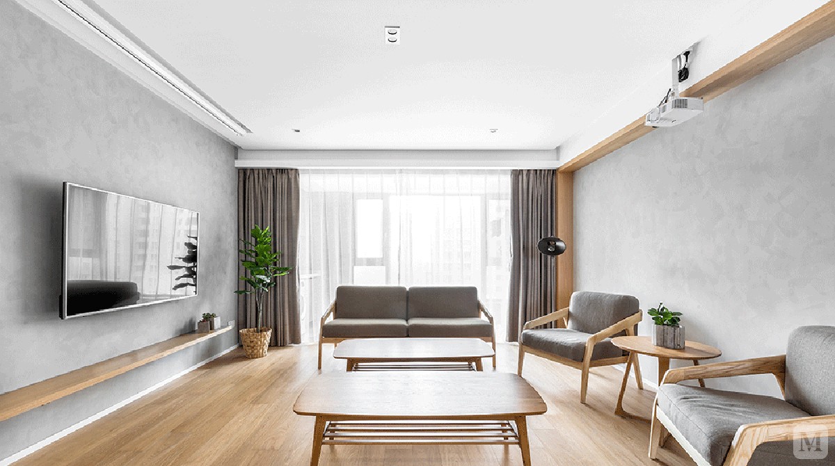 浅灰色的墙面基调，没有任何多余的造型，加上橡木本色的地板和家具，简单温暖，整体氛围柔和自然。电视柜采用层板挂墙式的设计，简洁实用。