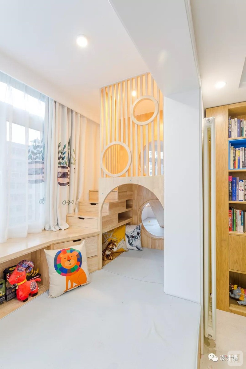 客厅与卧室连一起的阳台,设计成一个孩子最喜欢的滑梯,为孩子提供了一