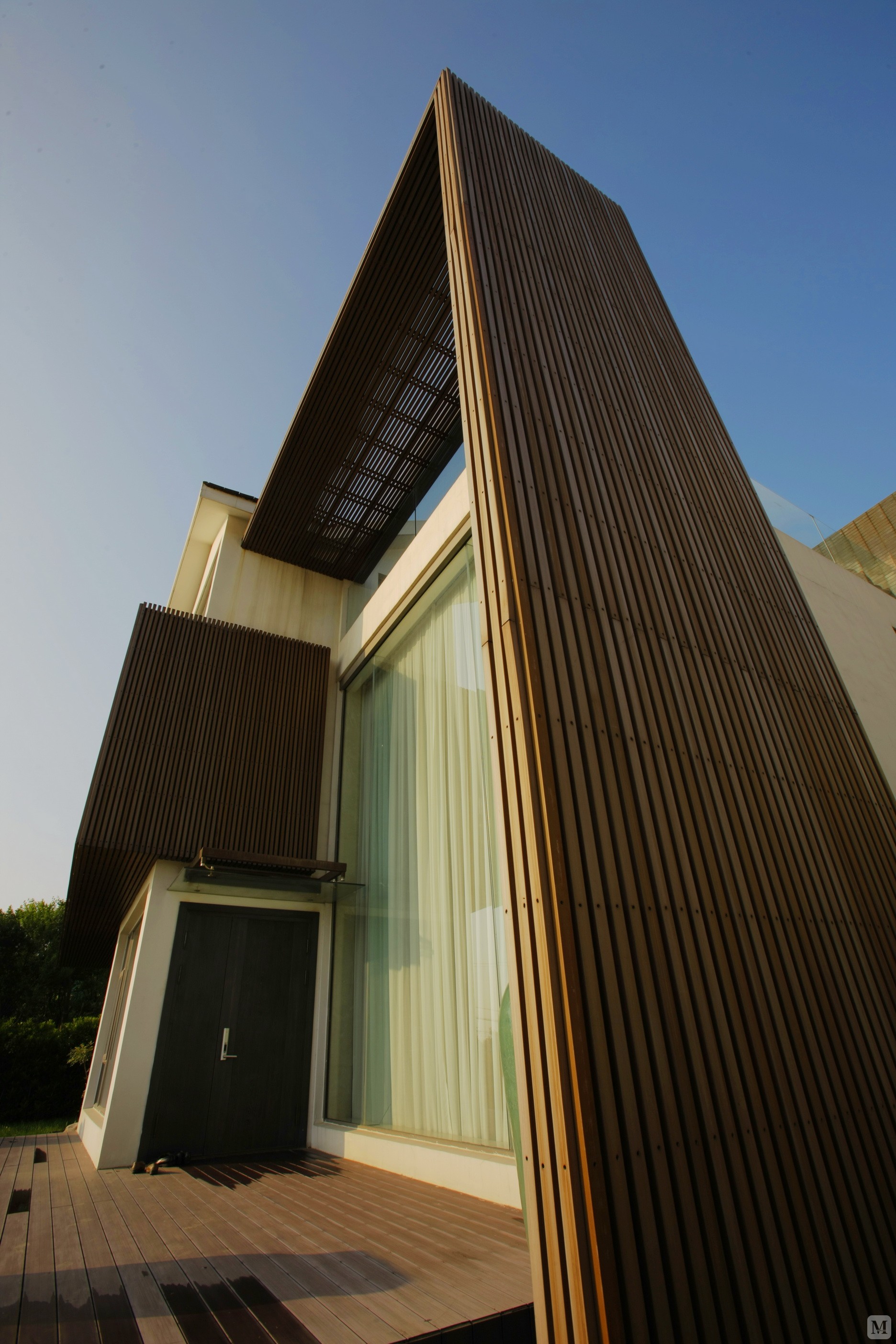 中式风格的东山别墅设计古朴典雅,融合庄重与优雅的双重气质,主要采用