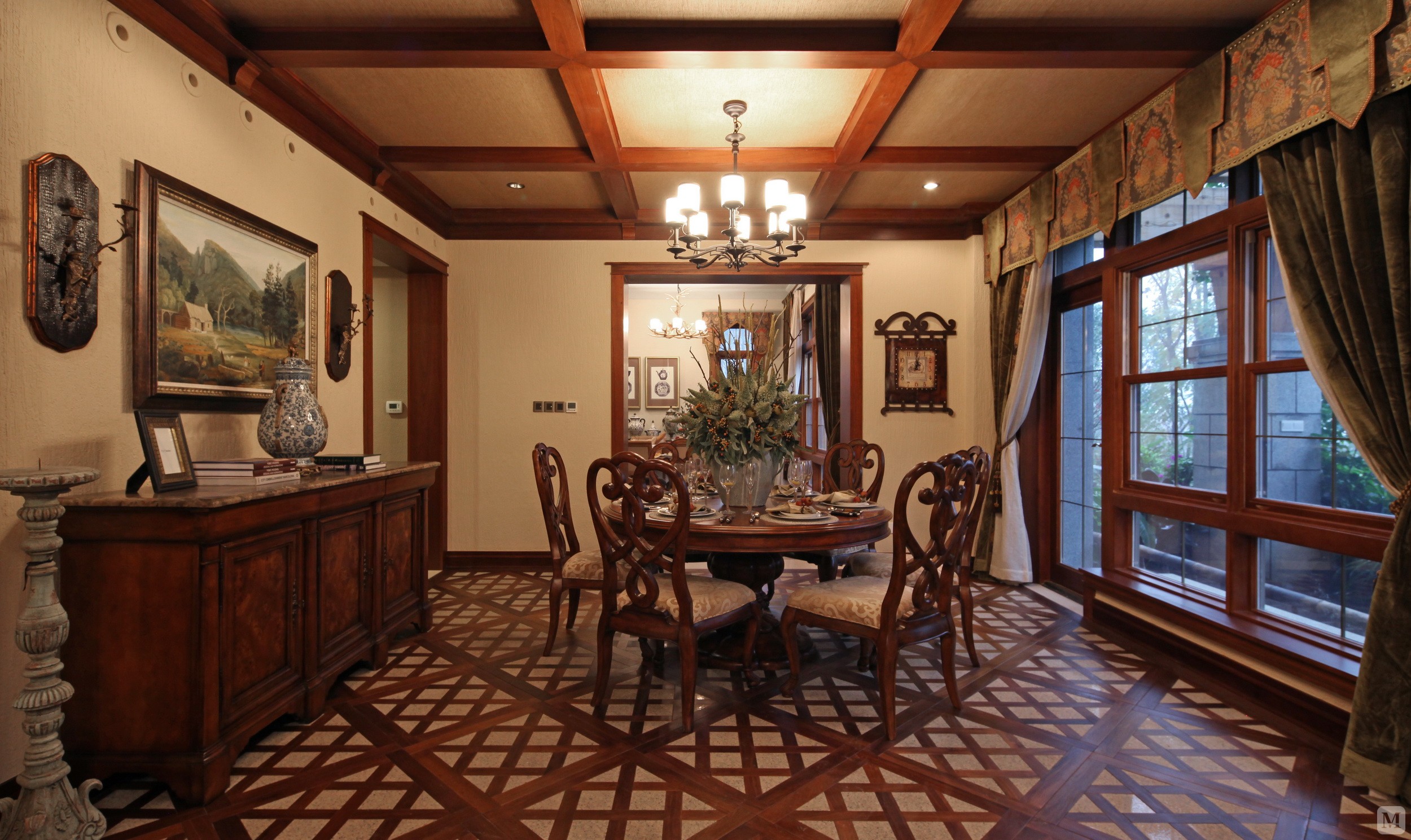 运用深棕色木质结构家具配以暗黄色碎花图案的窗帘,壁纸,靠垫等,摒弃