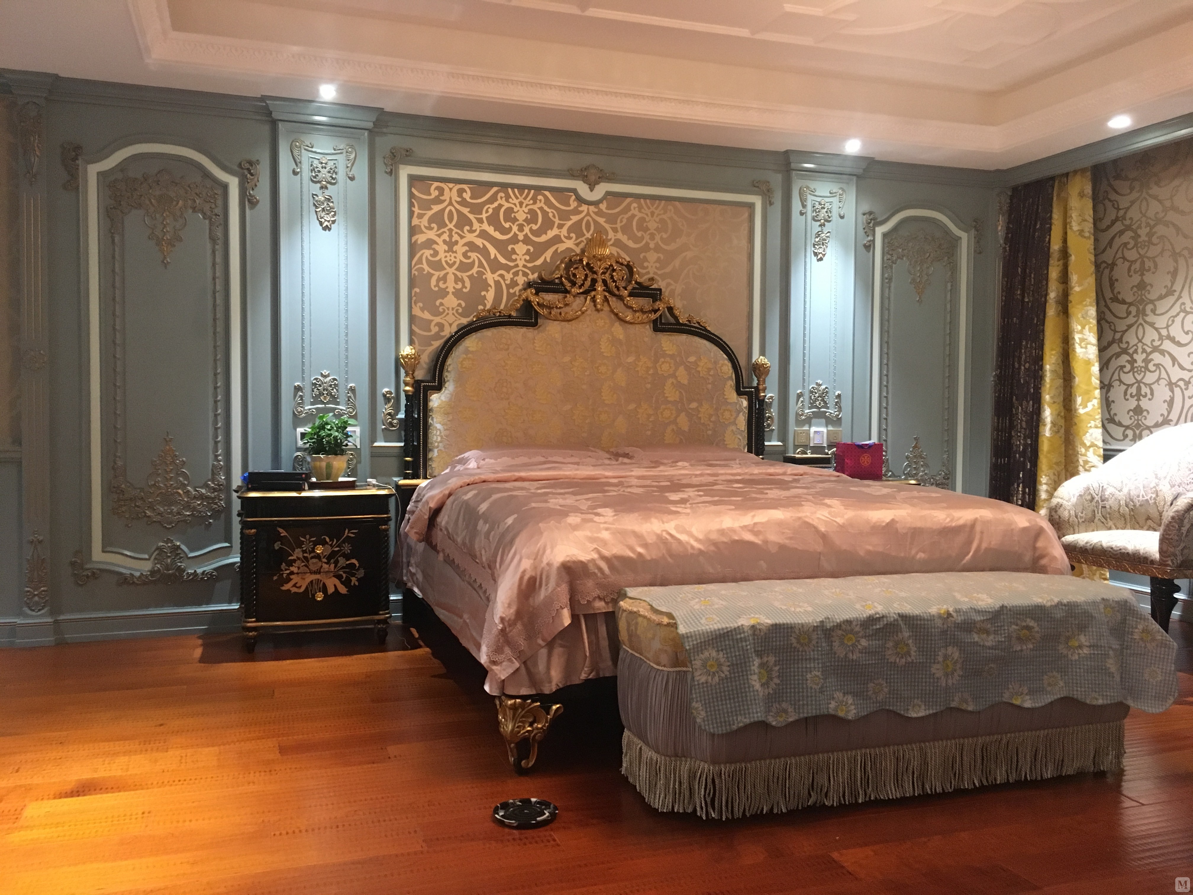 4.餐厅秉持典型的法式风格搭配原则,餐桌和餐椅均为米白色,4032_3024