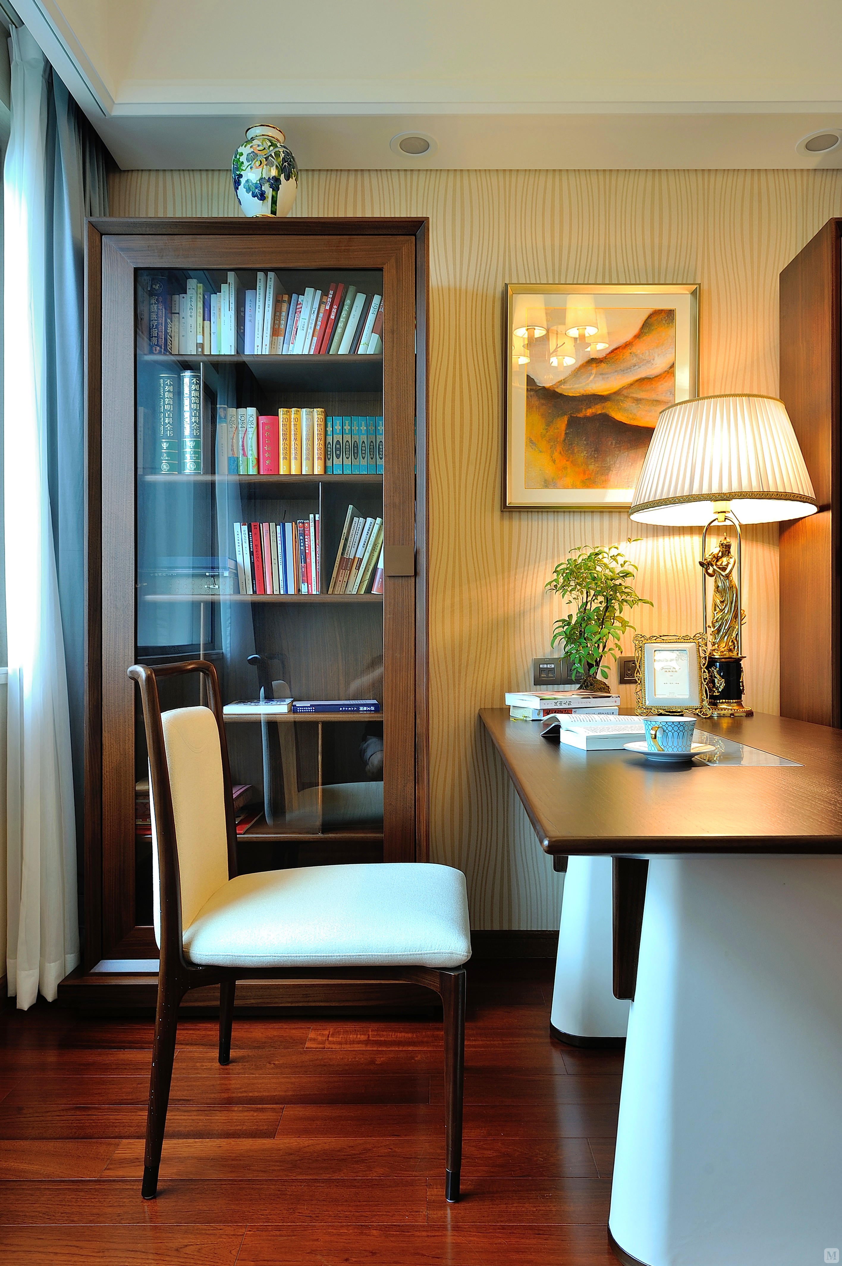 色和浅米黄作为大面积色彩,橙色作为点主色彰显业主不凡的高品质生活