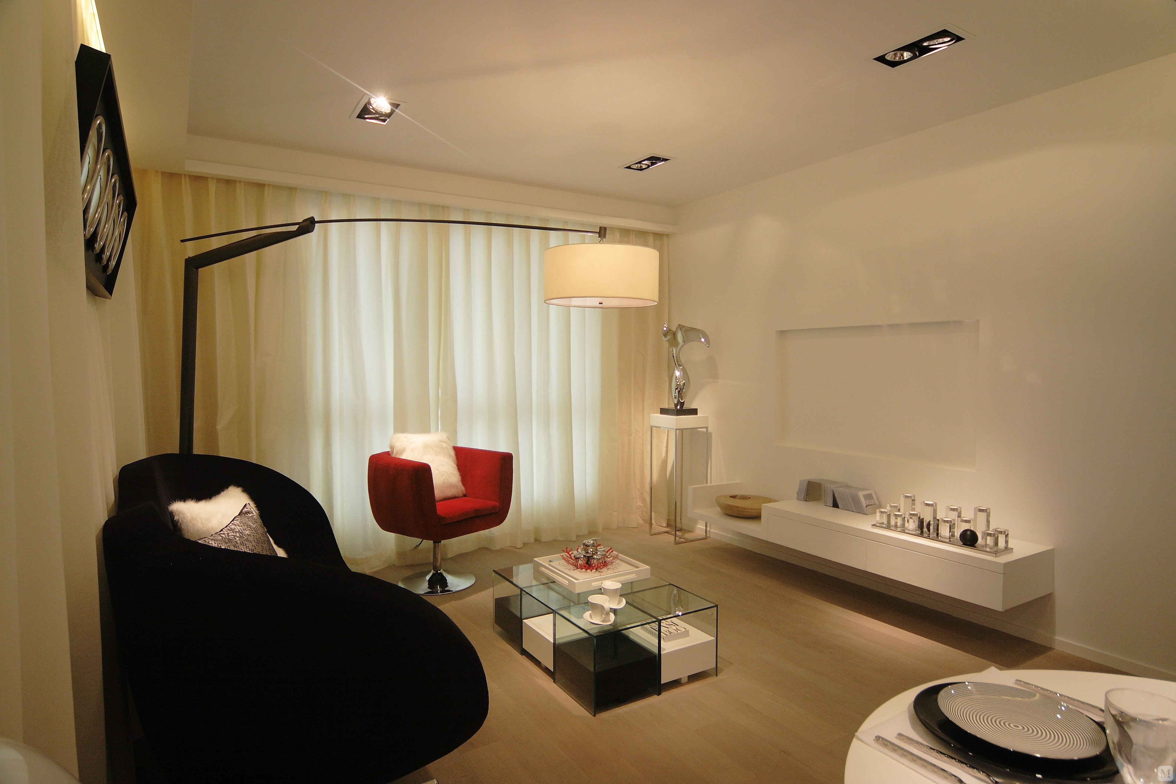 现在家庭的简约不只是说装修,还反映在家居配饰上的简约,比如不大的