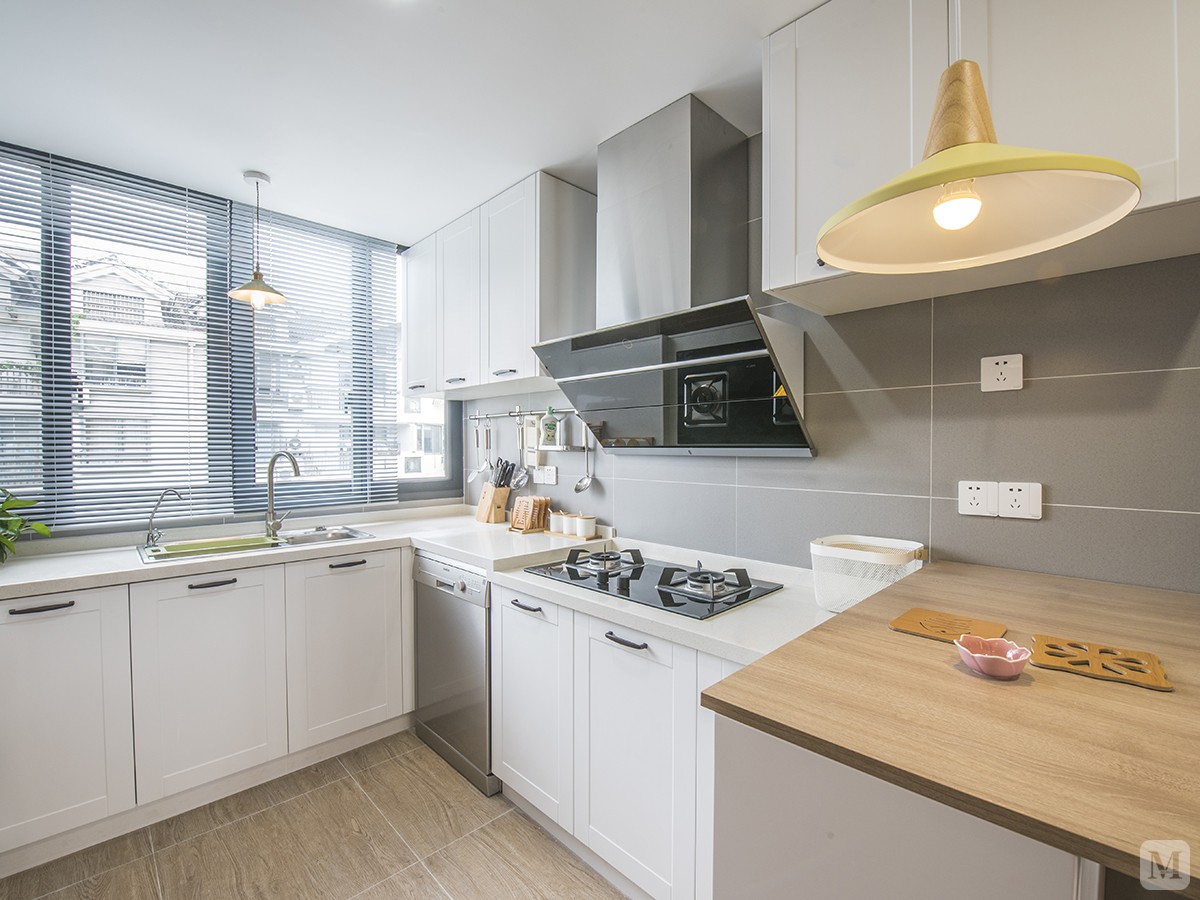 希望可以改变对原有厨房和卫生间的格局,女主人是一位年轻的老1200