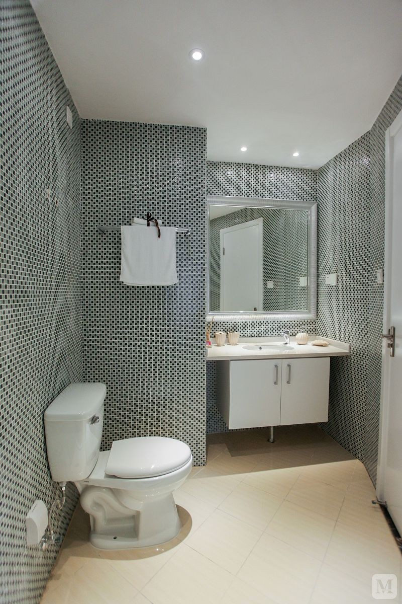 卫生间淋浴房的玻璃隔断,延展了空间.通透的设计,是户型视野更加开阔.