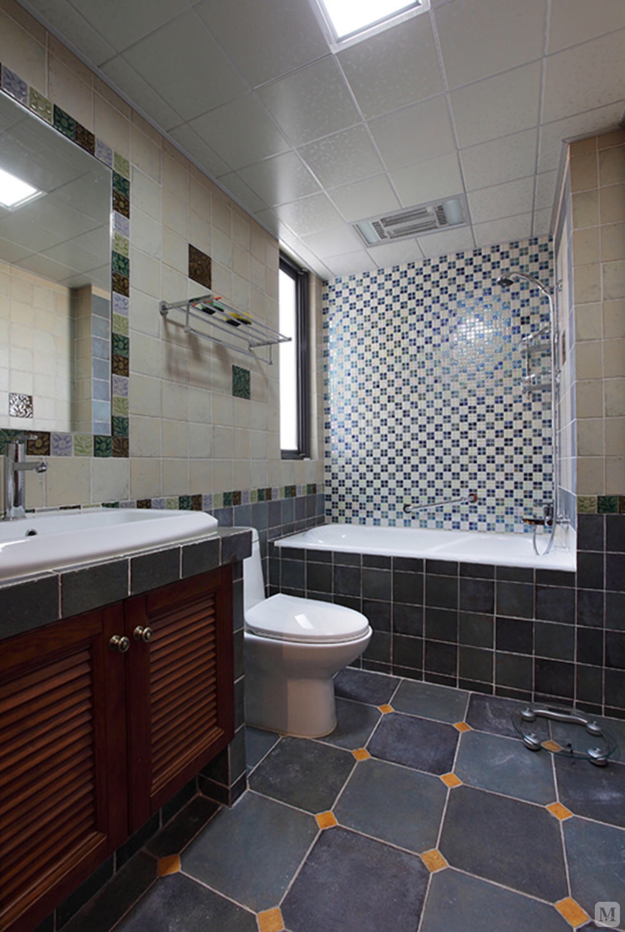 透明淋浴房白色卫浴 绿色的马赛克背景墙 浴室柜和自然特色的浴室镜框，让整个空间既雅致又清爽