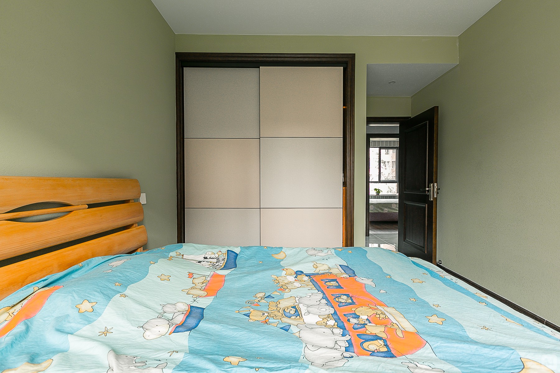 因为考虑到儿童房，环保放在了第一位，墙面选择硅藻泥，绿色作为主色调，搭配了北欧风的家具。整个儿童房十分的清新。