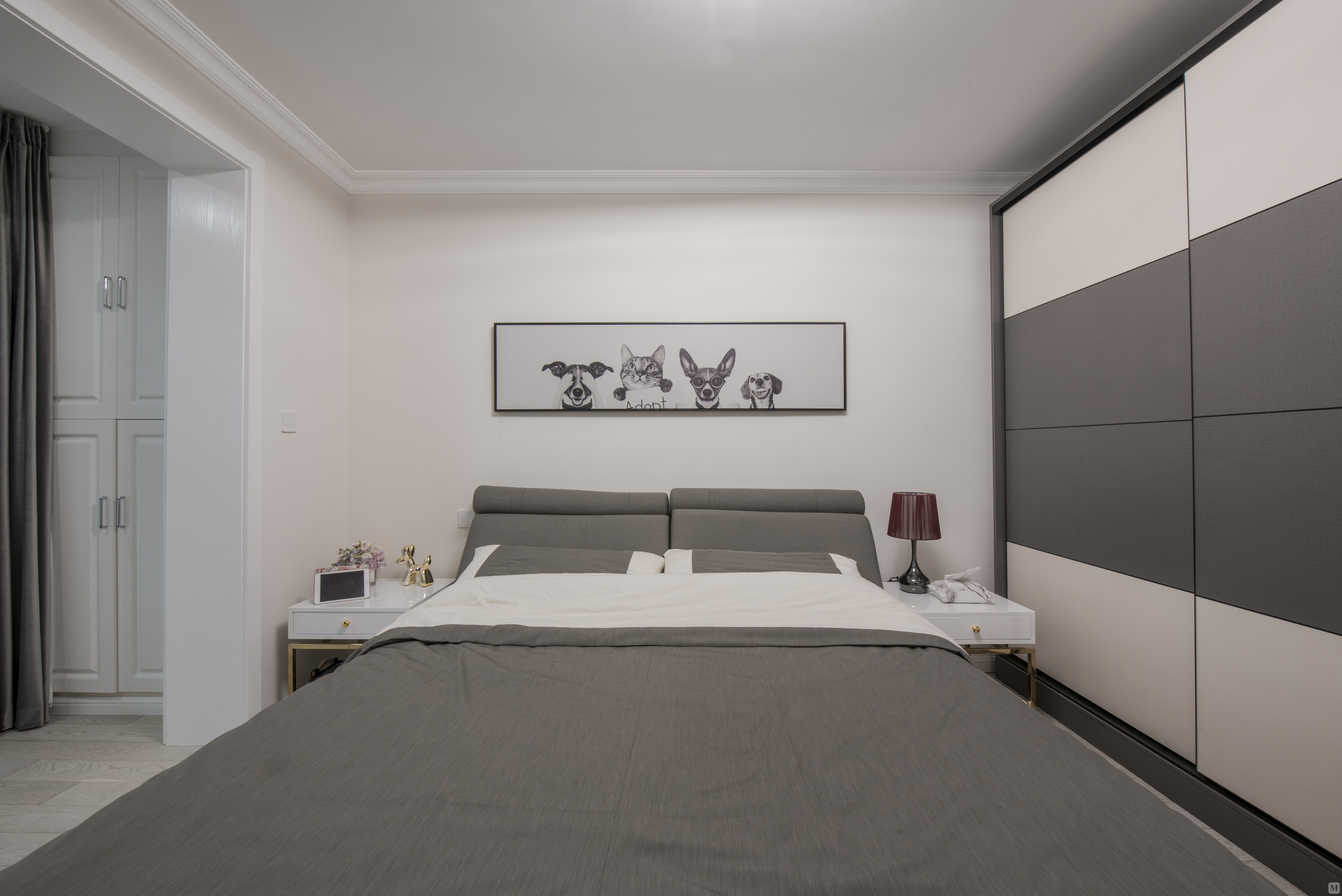 不论墙面的乳胶漆颜色还是床品,都是及其低调色系,知性而时尚.