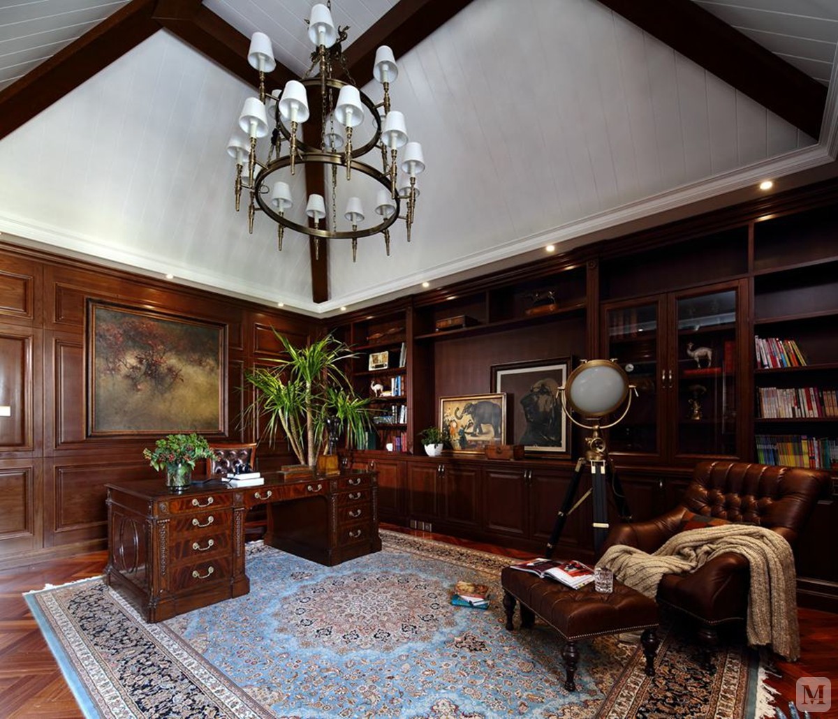 棕色的木质的书架充斥着整个别墅装修的书房墙面，使整个空间干净优雅，白色的天花板、碎花儿的地毯和绿植打破了单调的空间视觉。