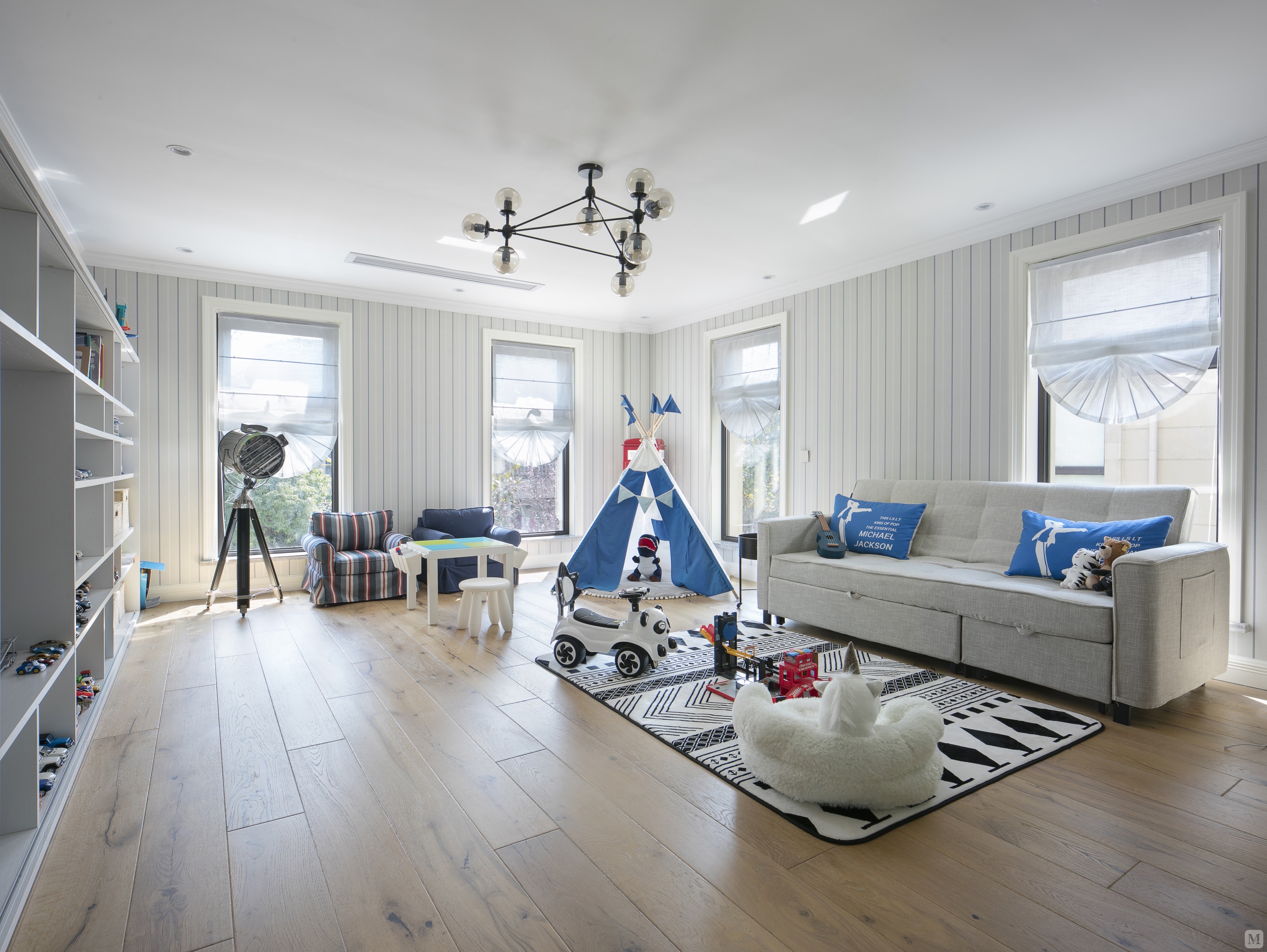 华美,富丽的同时不失浪漫,本案用现代的设计手法来表现美式的居家环境