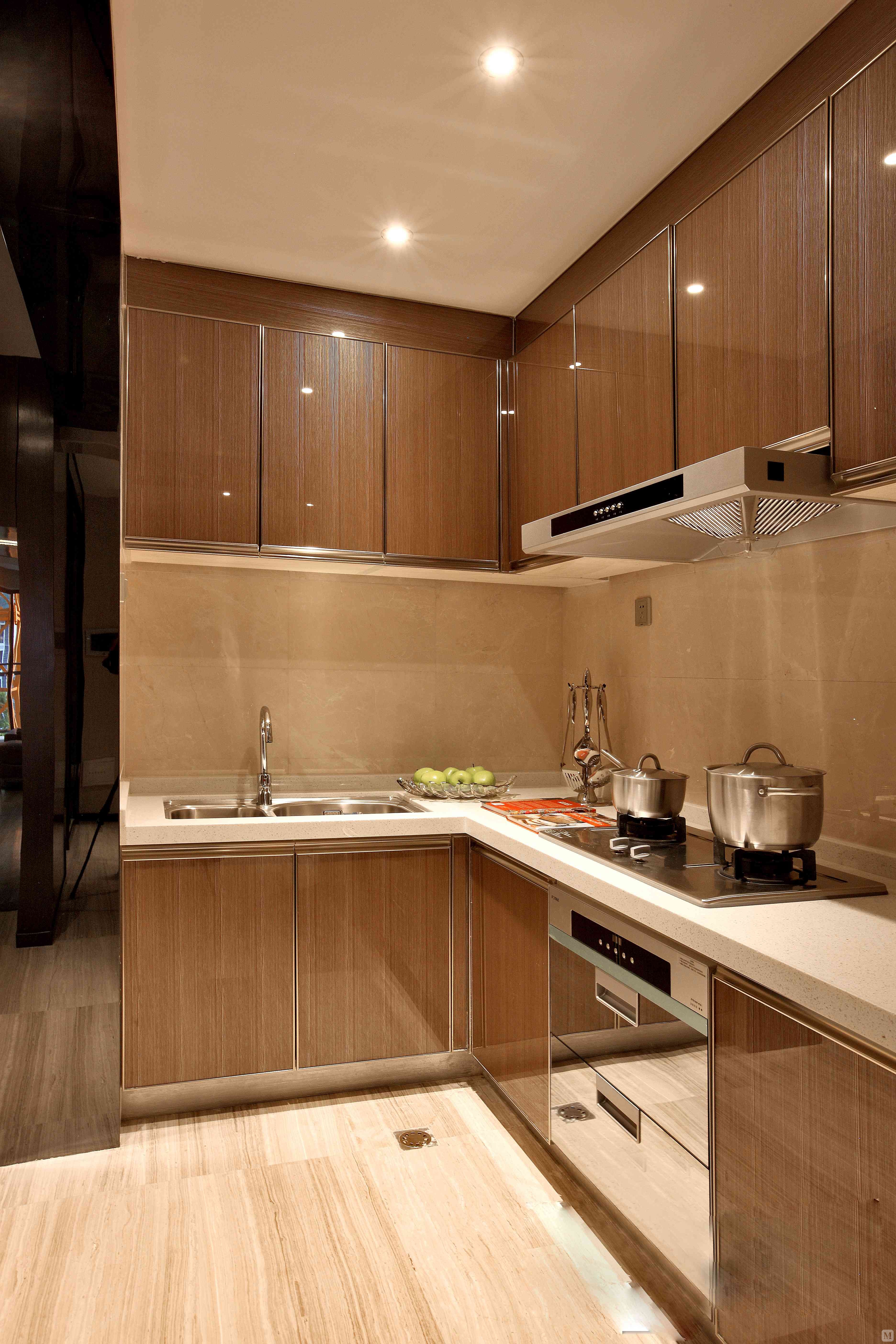 式厨房给人的感觉现代，功能强，多以金属色泽体现港式厨房的特色