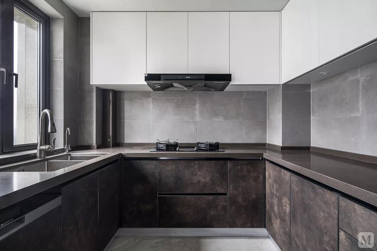 u型厨房搭配白色吊柜 做旧地柜的灰色橱柜,而墙面贴了水泥色砖,营造了