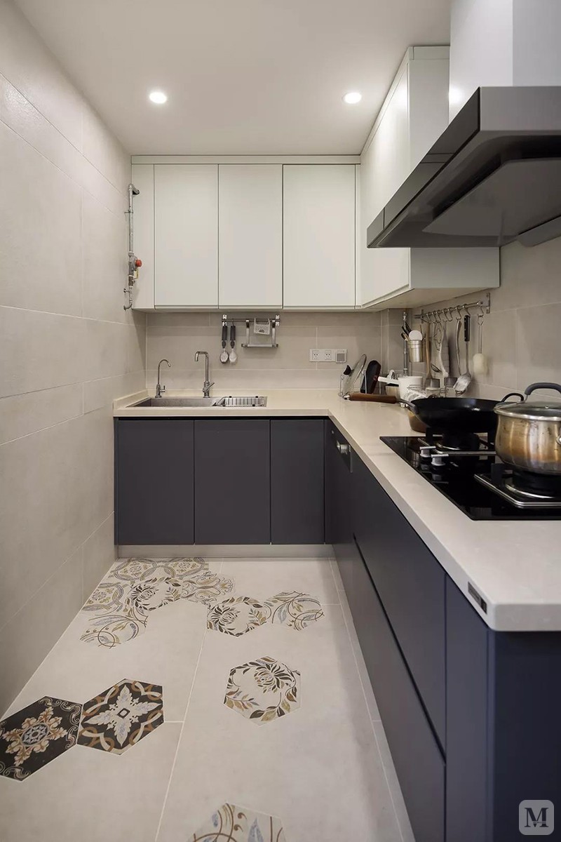 l型厨房地面不规则地铺了花砖,搭配奶白色吊柜 紫灰色地柜的橱柜,在