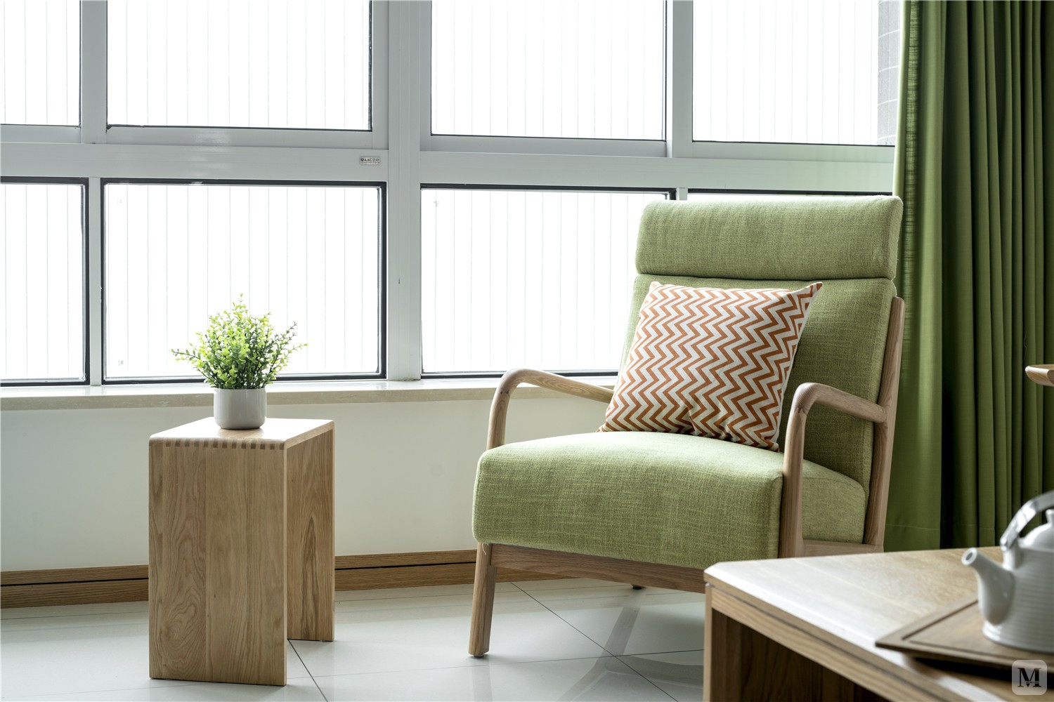 客厅主要以浅色调和极简设计为特色，它以简洁干净的纯白为底色，点缀以抹茶绿的软装，将不断变化的自然光线收入室内，隐隐透露出一种舒适、温暖的感觉。