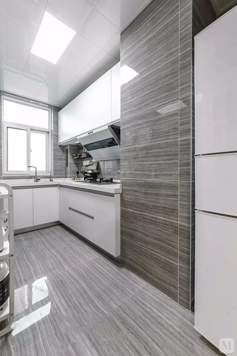 厨房墙面地面砖灰色灰色抛光砖,搭配上白色橱柜,在u型的操作台下,整个