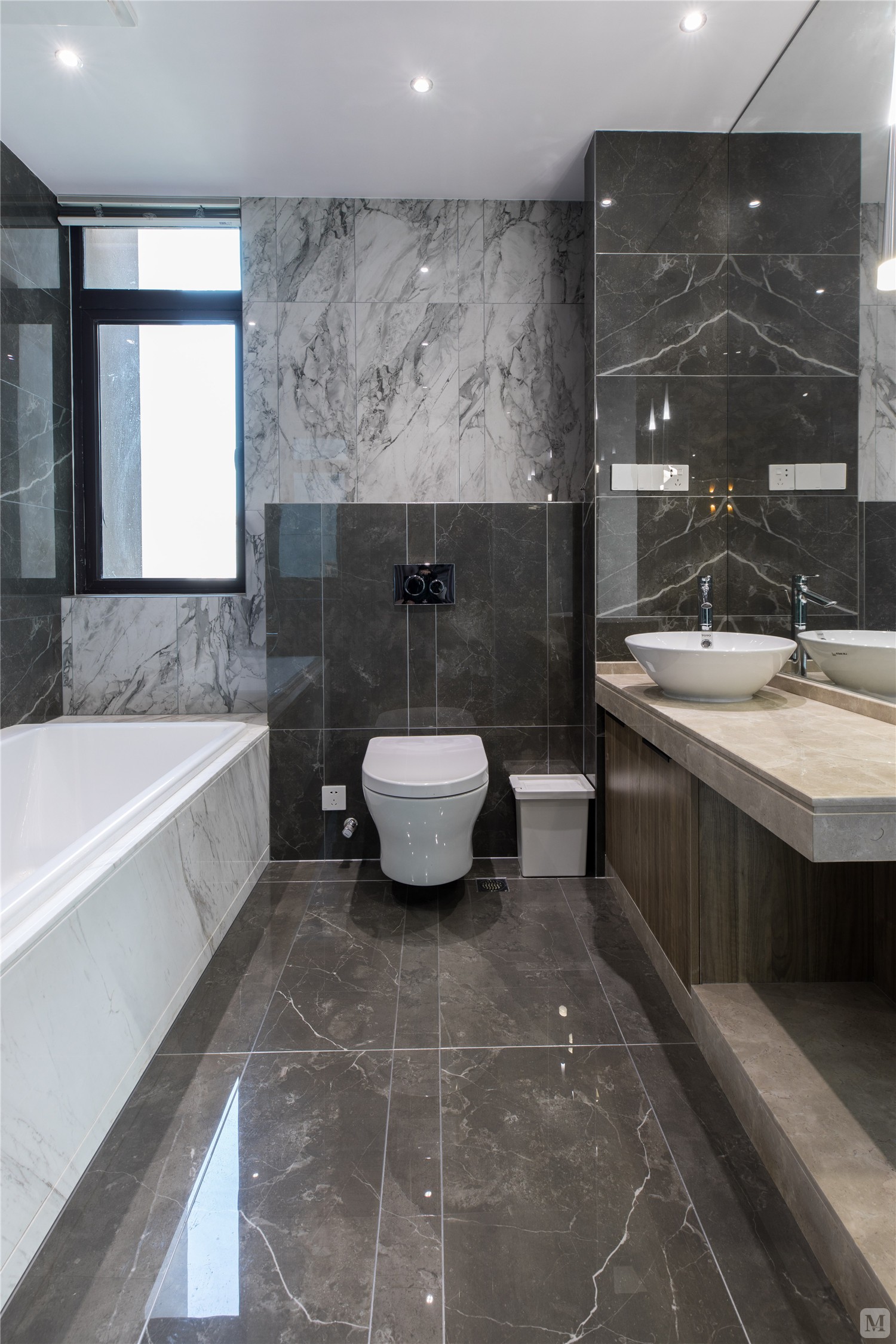 黑白交织的亚光瓷砖凸显出瓷质洁具的质感,挂厕和卫浴柜脱离地面,巧妙