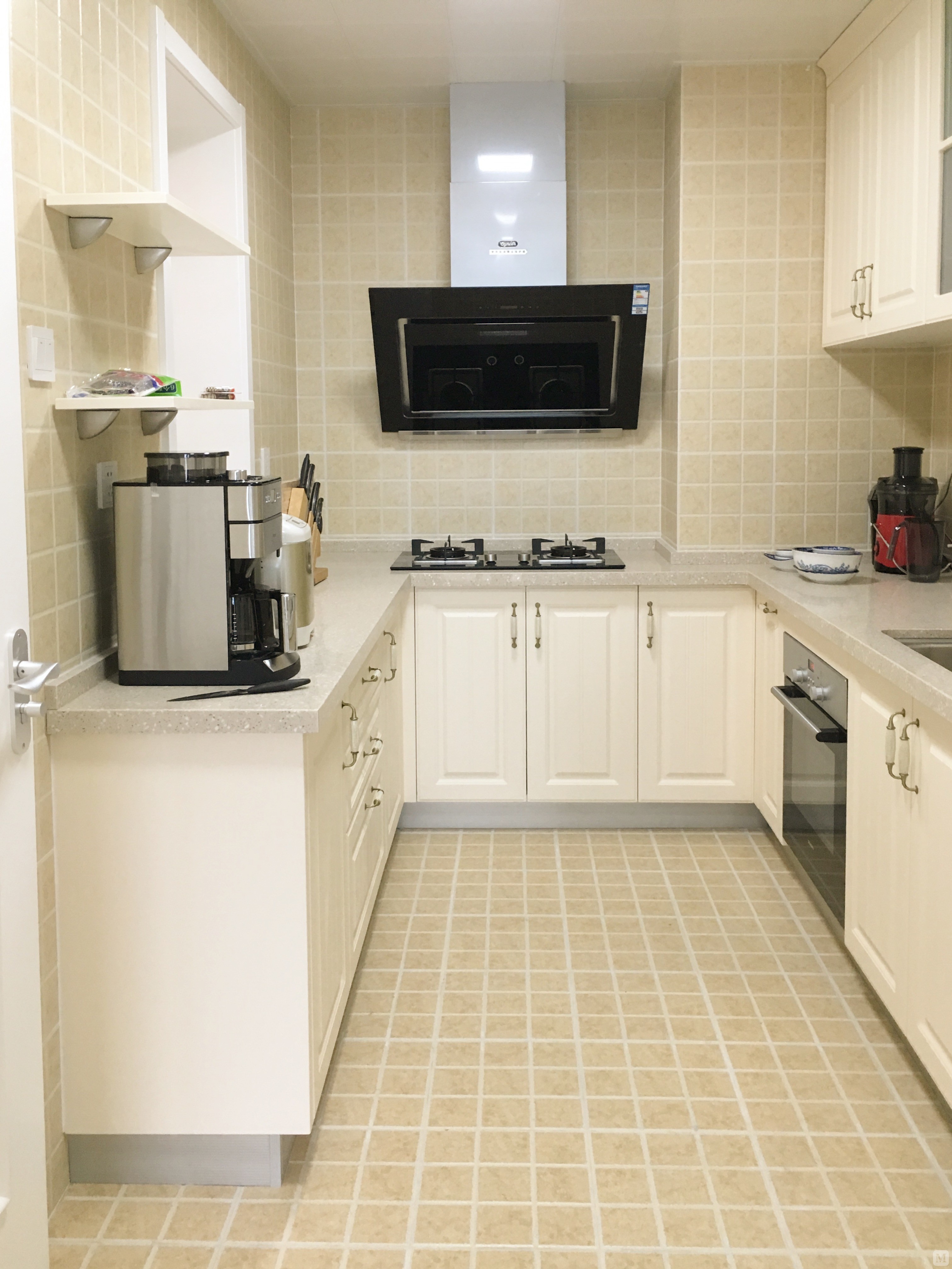 户型在物理环境方面有明显缺陷,在厨房向客厅开一内窗,并把厨房门做大