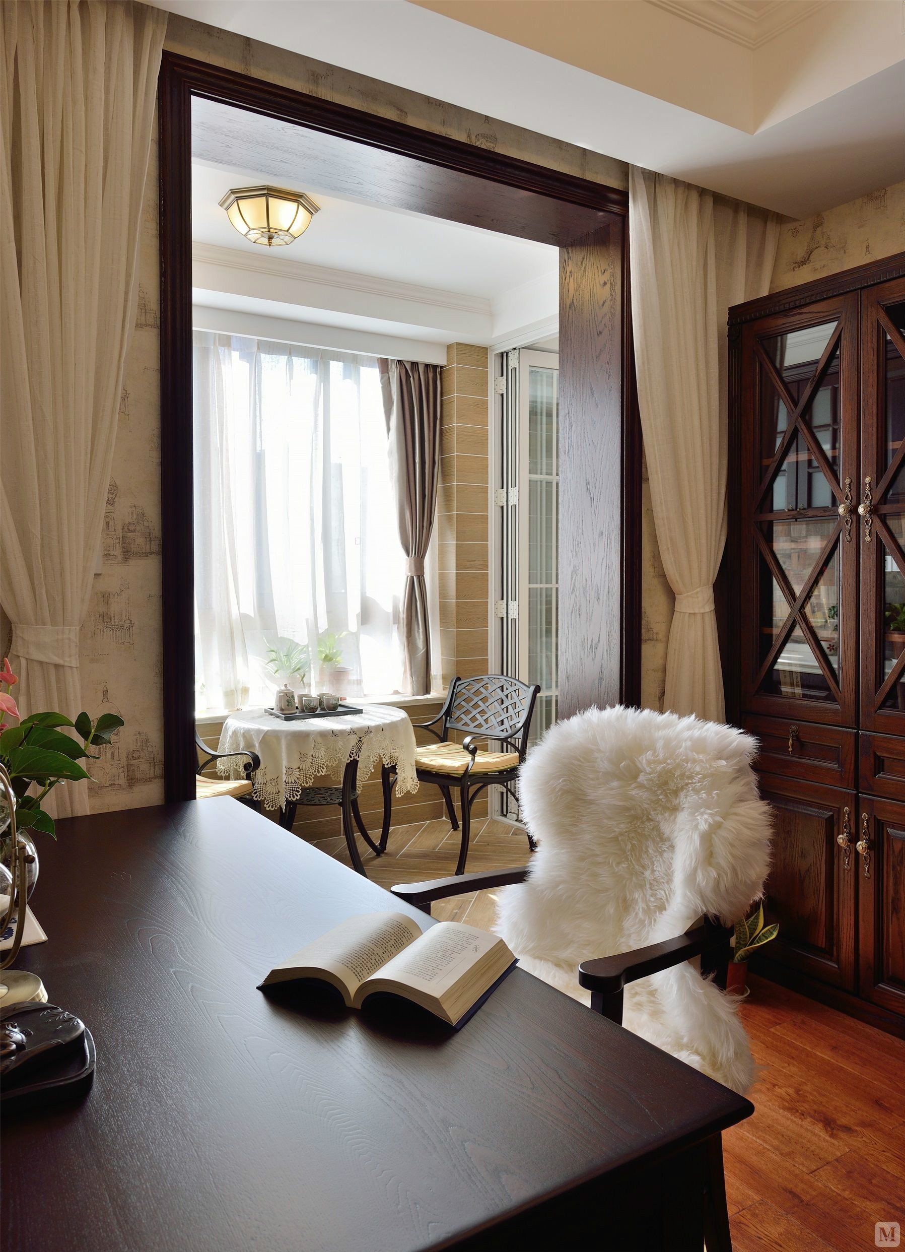 整体舒适典雅的绿意,泛着高贵的清波,和着室内精炼的细节,柔软而泛着