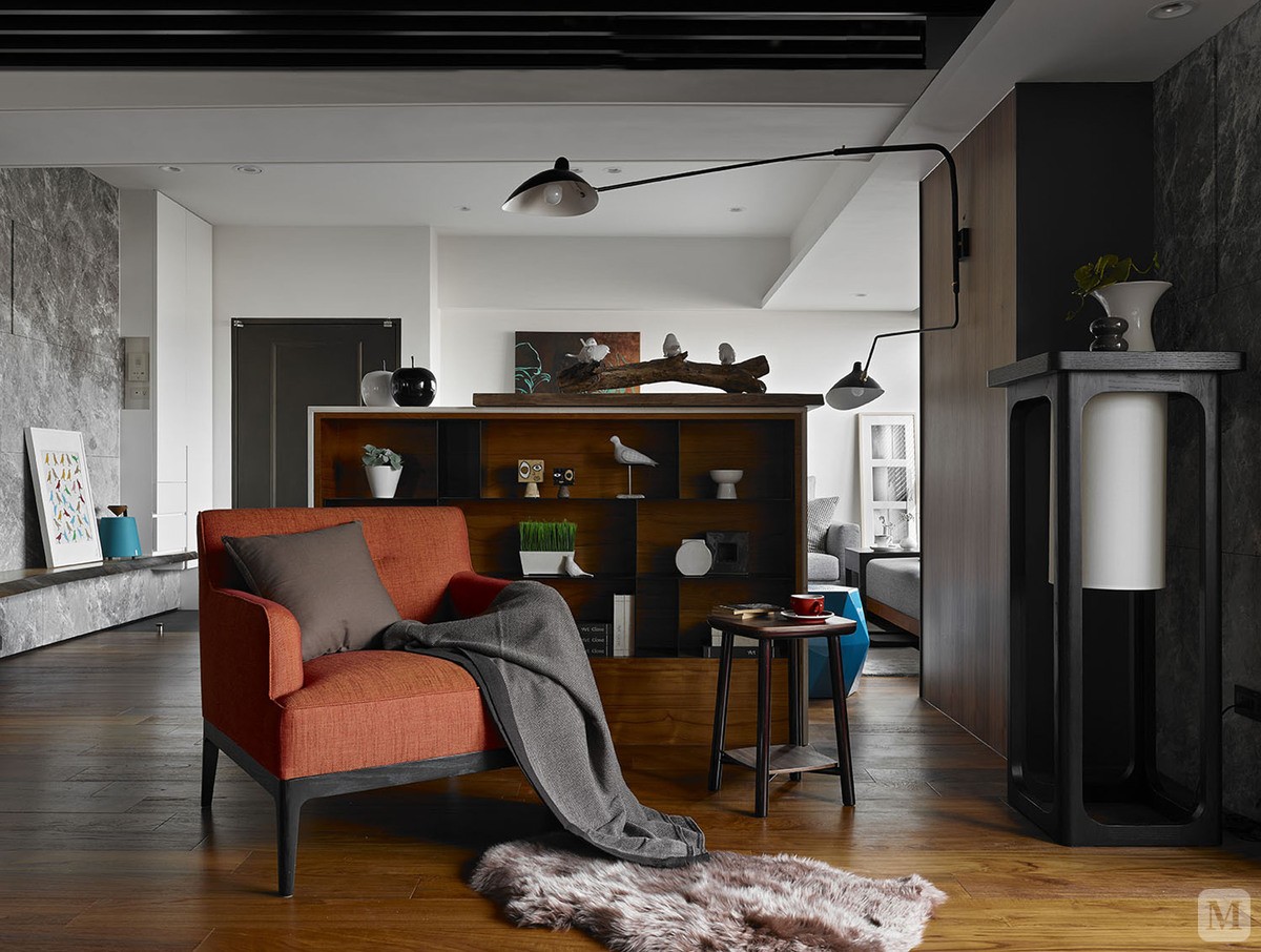 半高的电视柜,真正的背景是后方的胡桃实木墙体, 50mm宽的实木,理性的