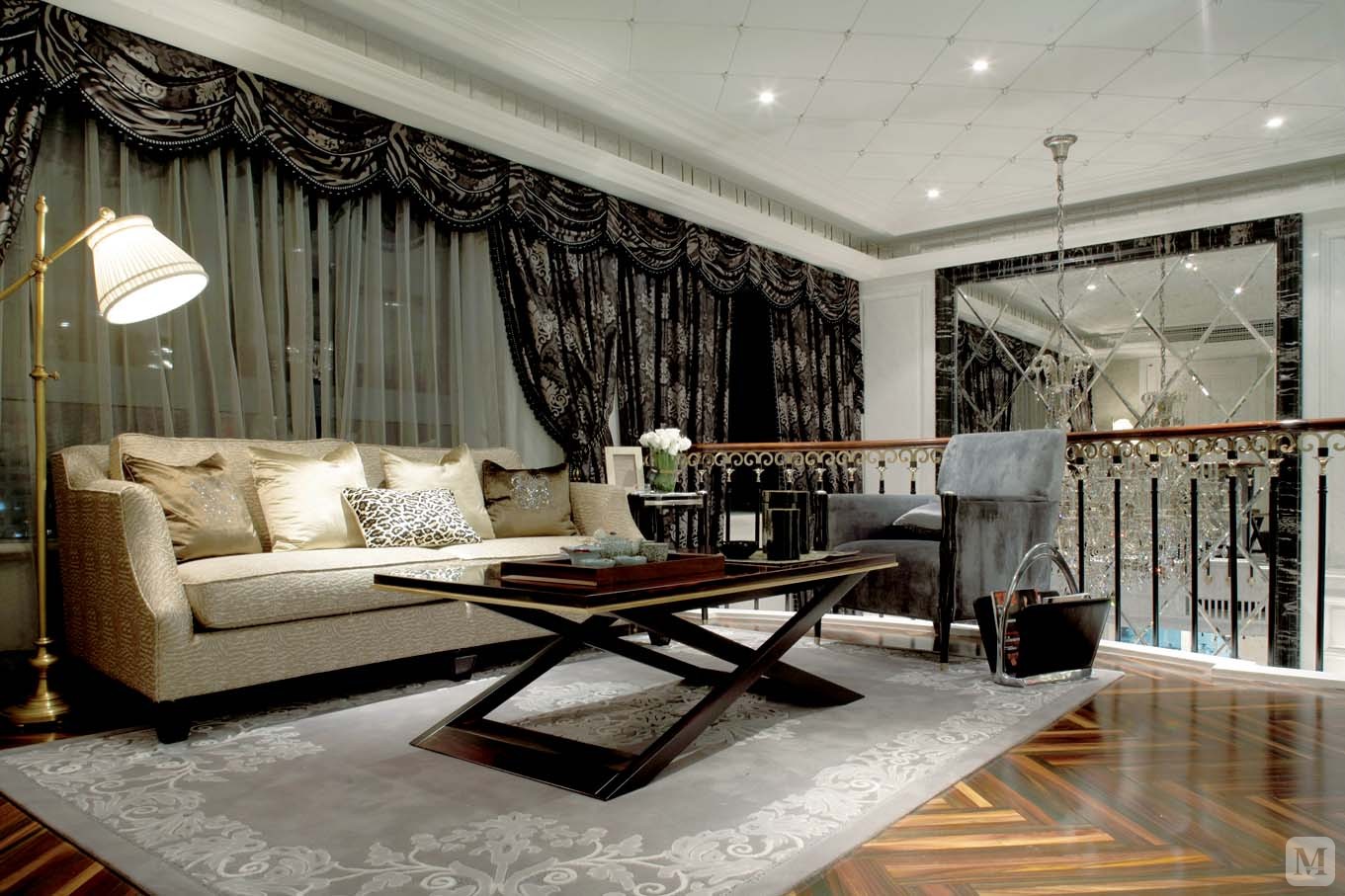 新古典主义风格从空间分隔上多用拱形垭口或罗马柱来进行划分,从简单