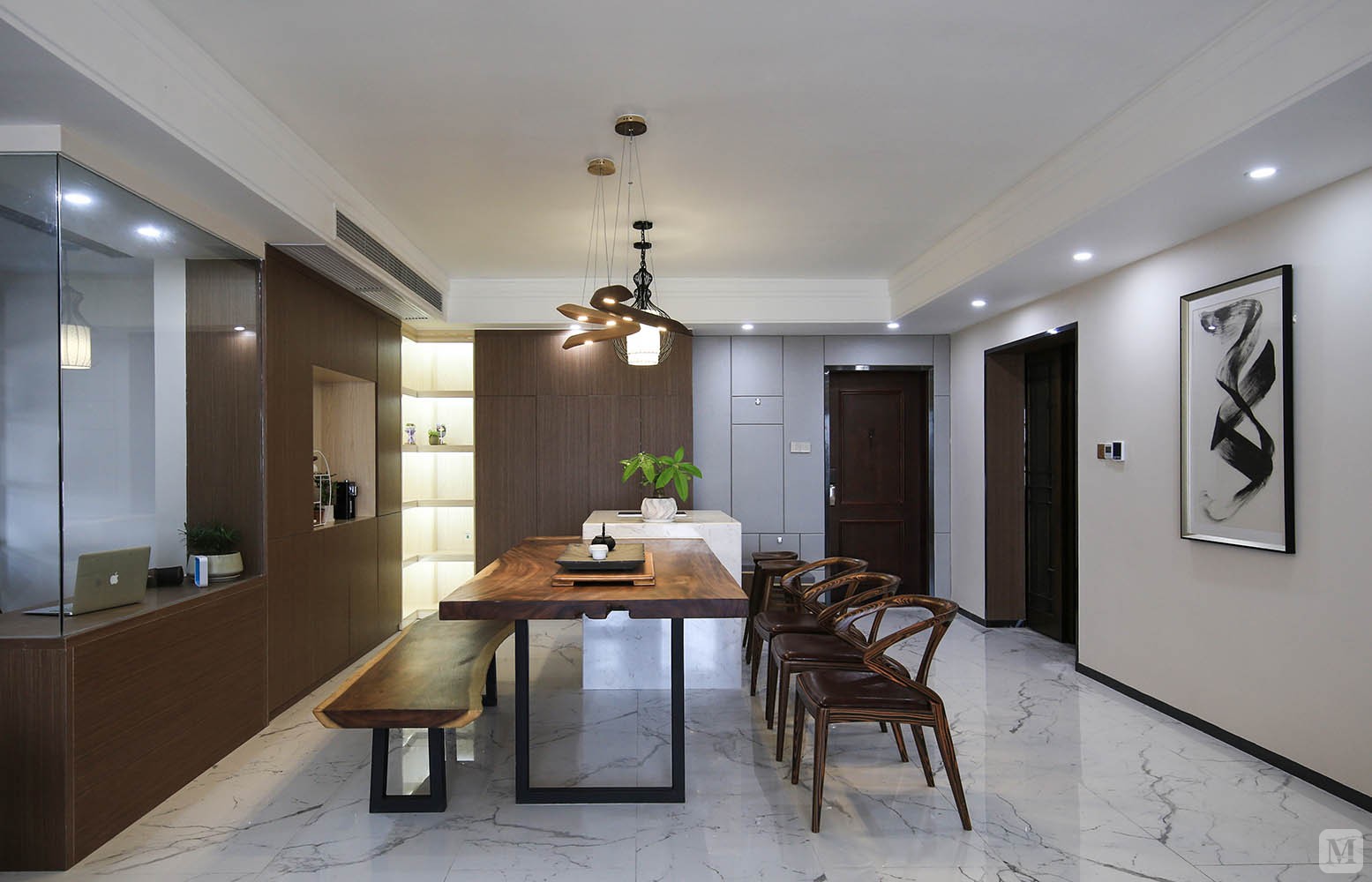 客餐厅在布局上,尊重原建筑结构,并在餐厅功能上做了强化,增加了吧台