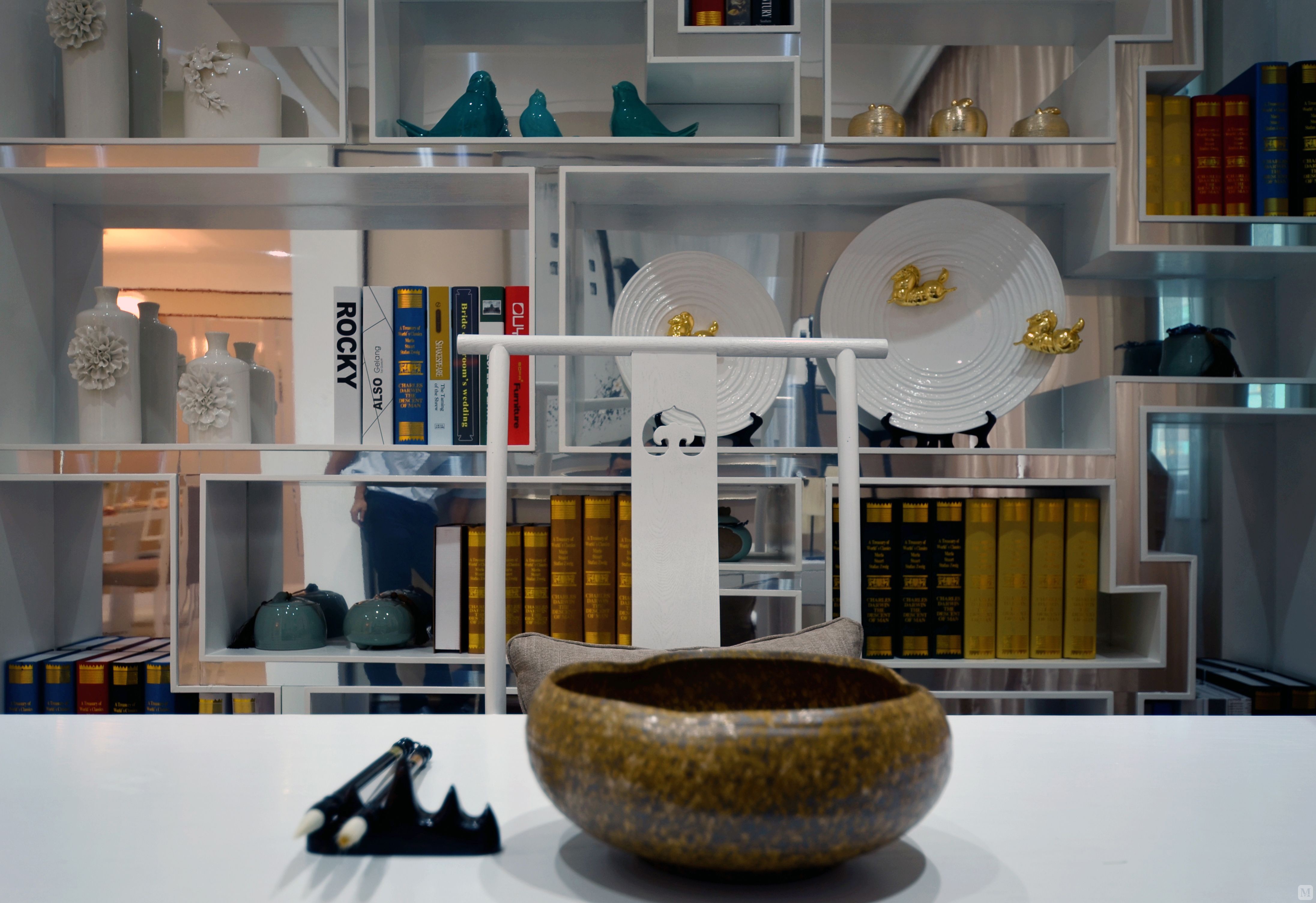 家具陈设讲究对称,重视文化意蕴;配饰擅用字画,古玩,卷轴,盆景,精致的