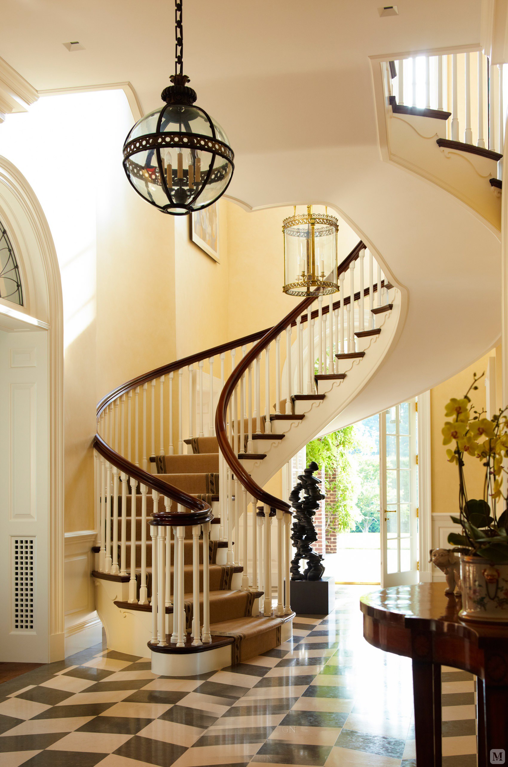 结构粗厚的木制家具,例如圆形的鼓型边桌,大肚斗柜,搭配抢眼的古典