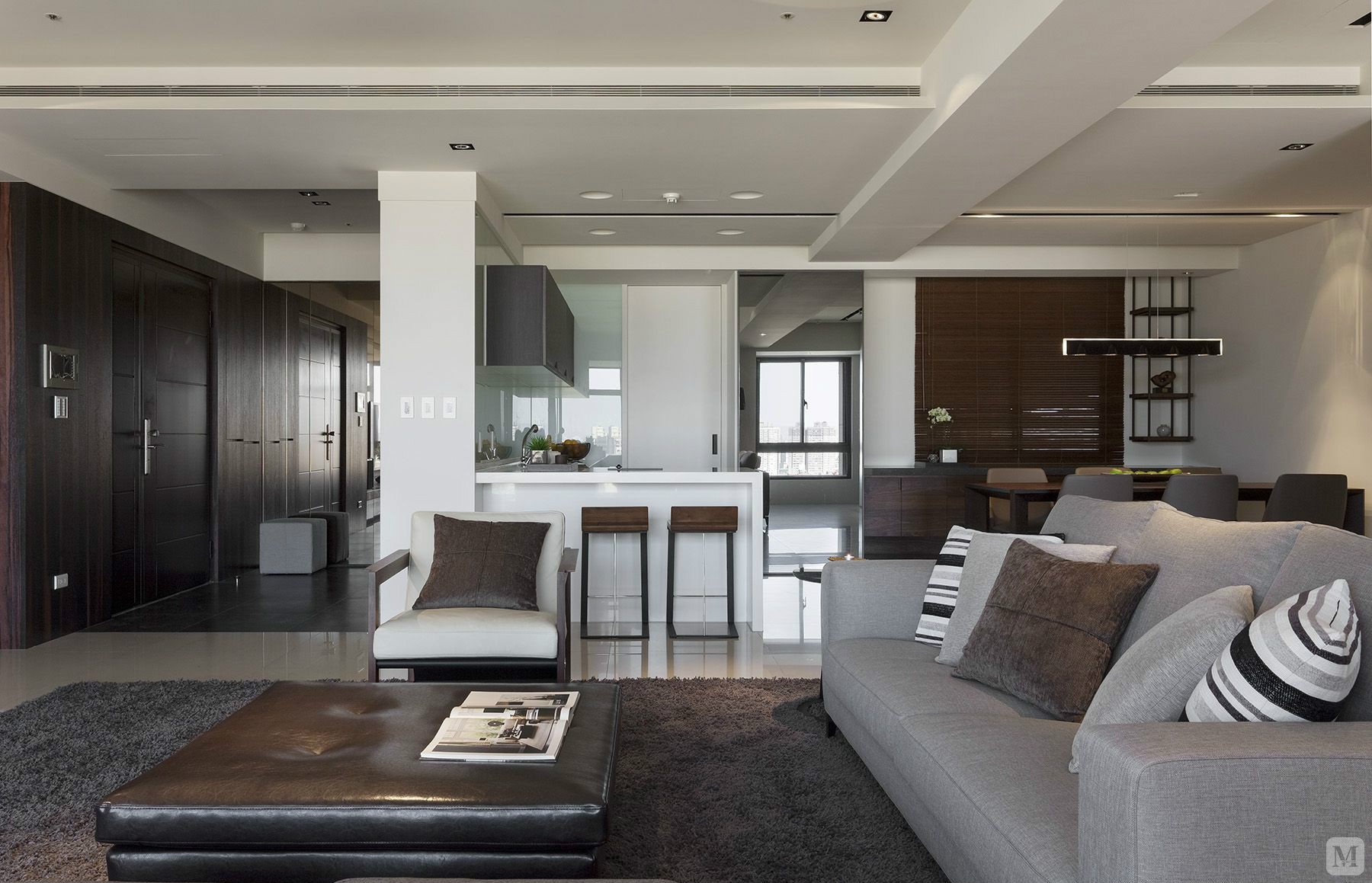 客厅区域大幅的黑镜背景,搭配定制的加宽加厚线条,家具的选择,撇开