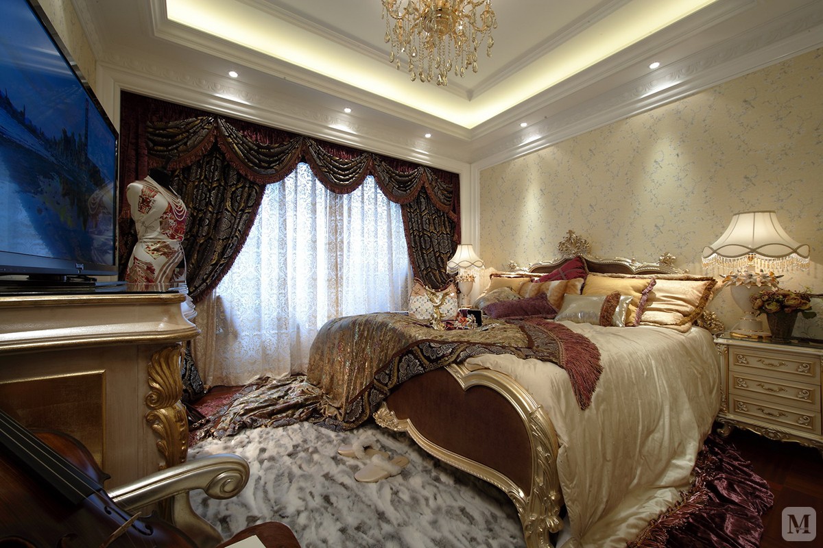 金色的茶几,编辑,装饰其中,使客厅增添了一点华丽,一点优雅,一点时尚.