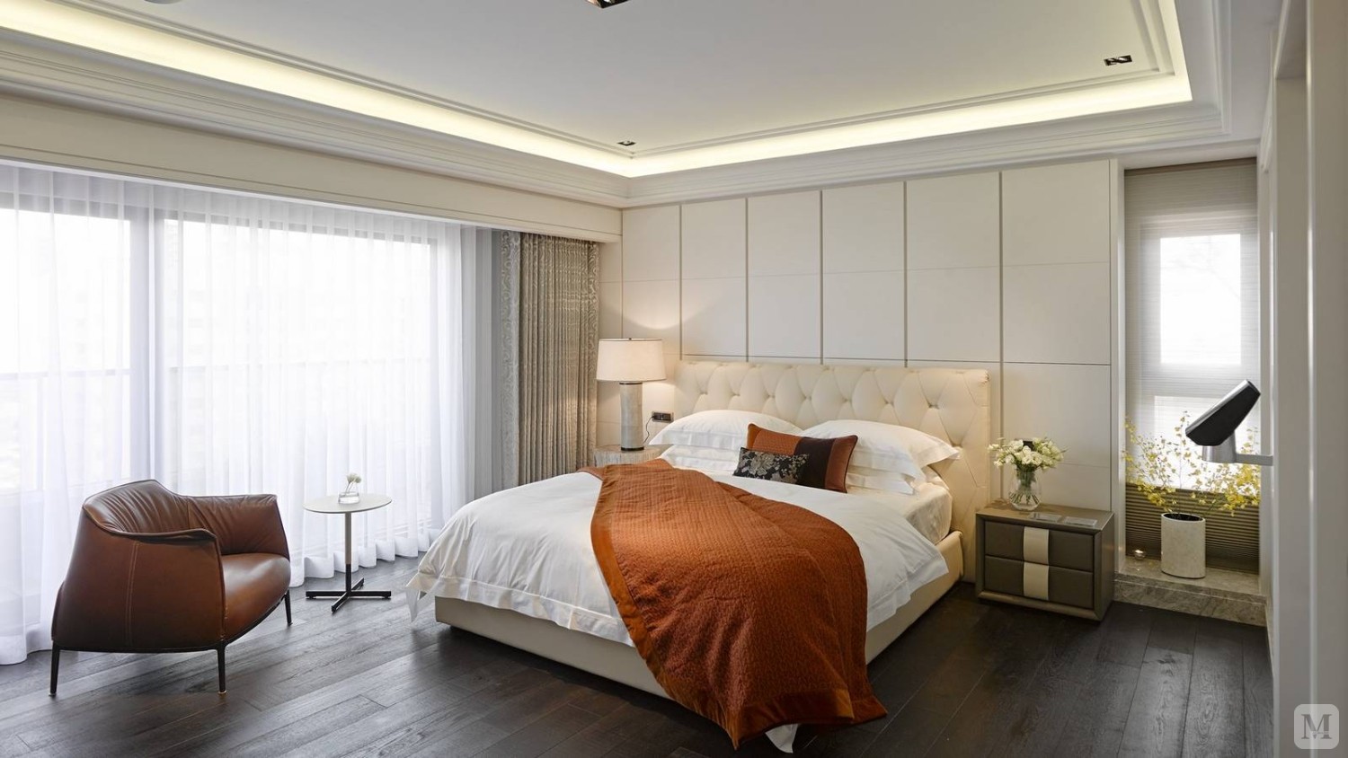 港式风格客厅布置宜简洁自然，色彩和谐，暖色沙发将客厅布置为开放式，电视墙个性的线条设计凸现客厅布置强调的时尚感。