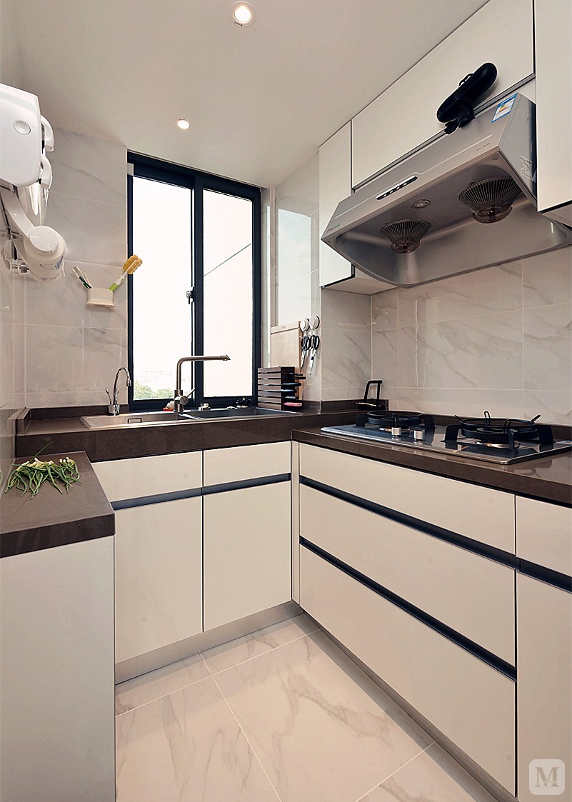 订制的白色橱柜,厨房空间小，光照不足，所以用色均以浅色为主。