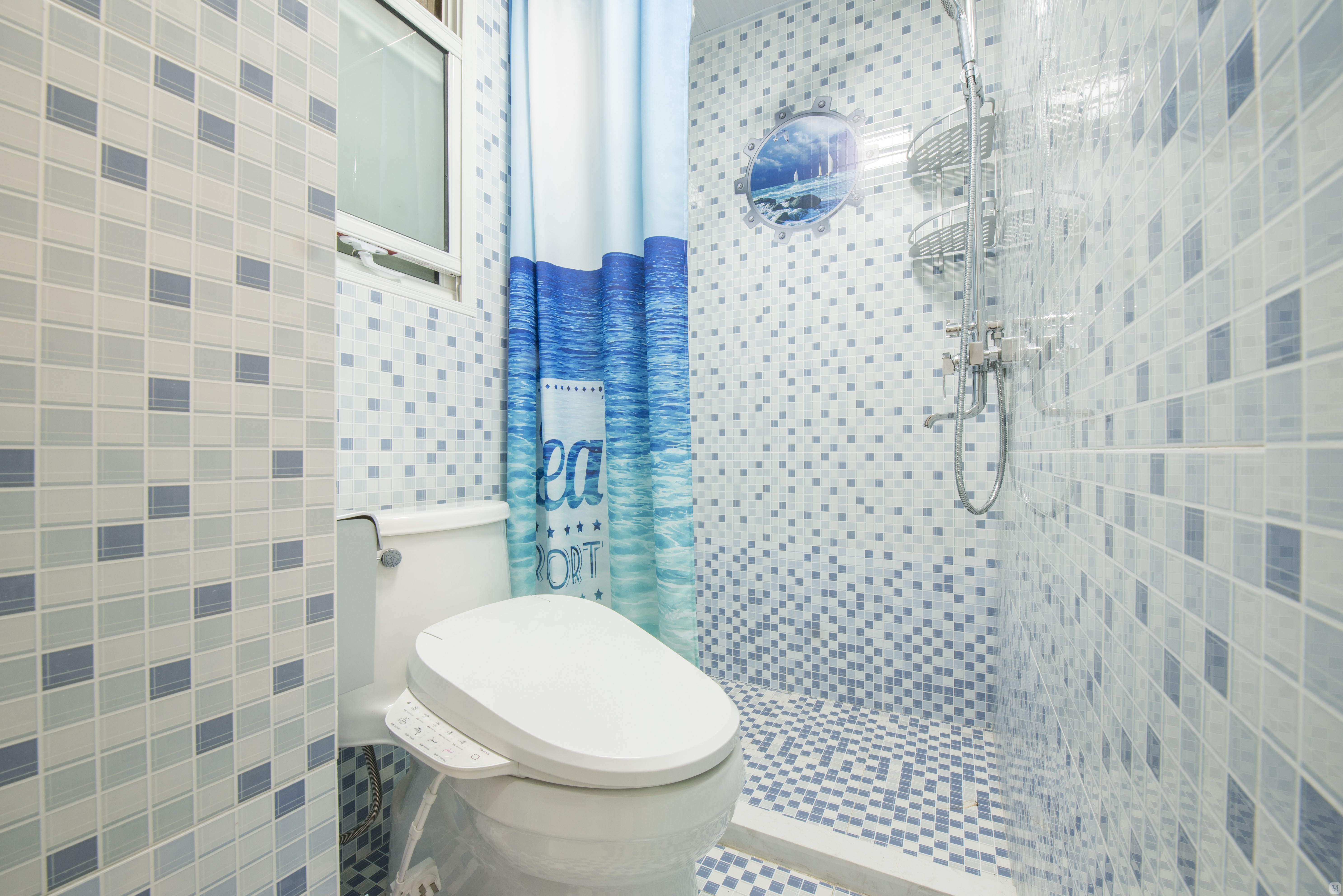 卫生间地面及墙面采用蓝白相间马赛克瓷砖,渐变色彩的运用使整个空间