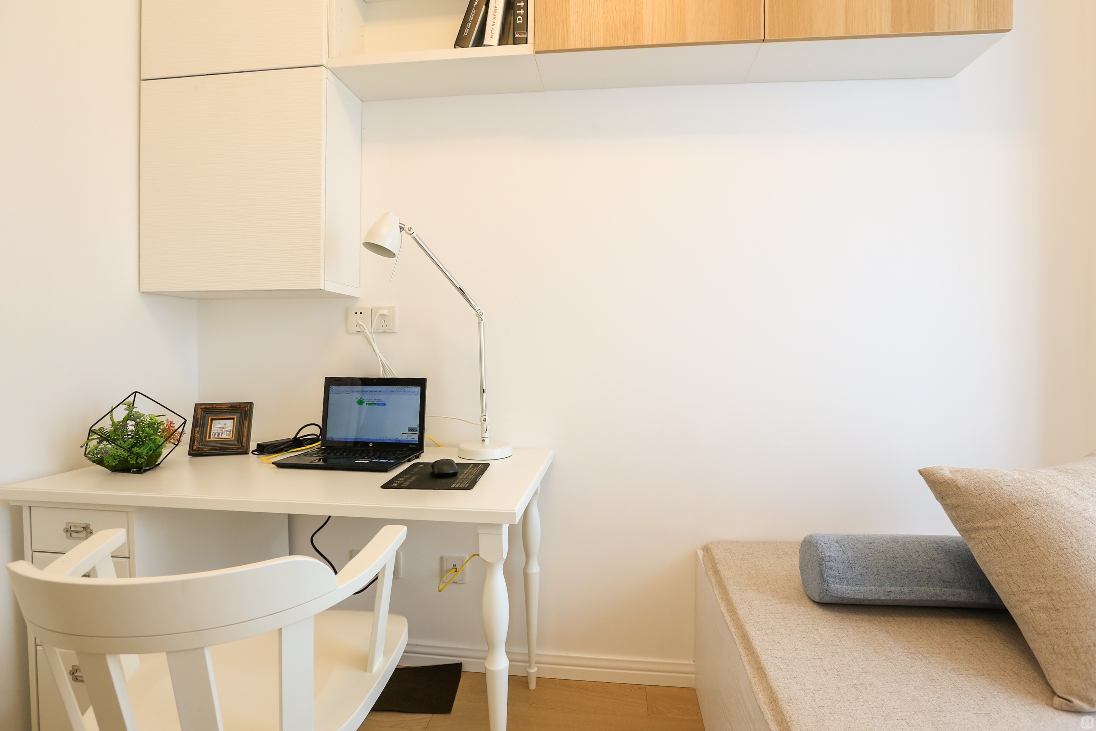 白色的背景墙,和嵌入式的书柜,使整个书房看起来更加的简洁,大气.