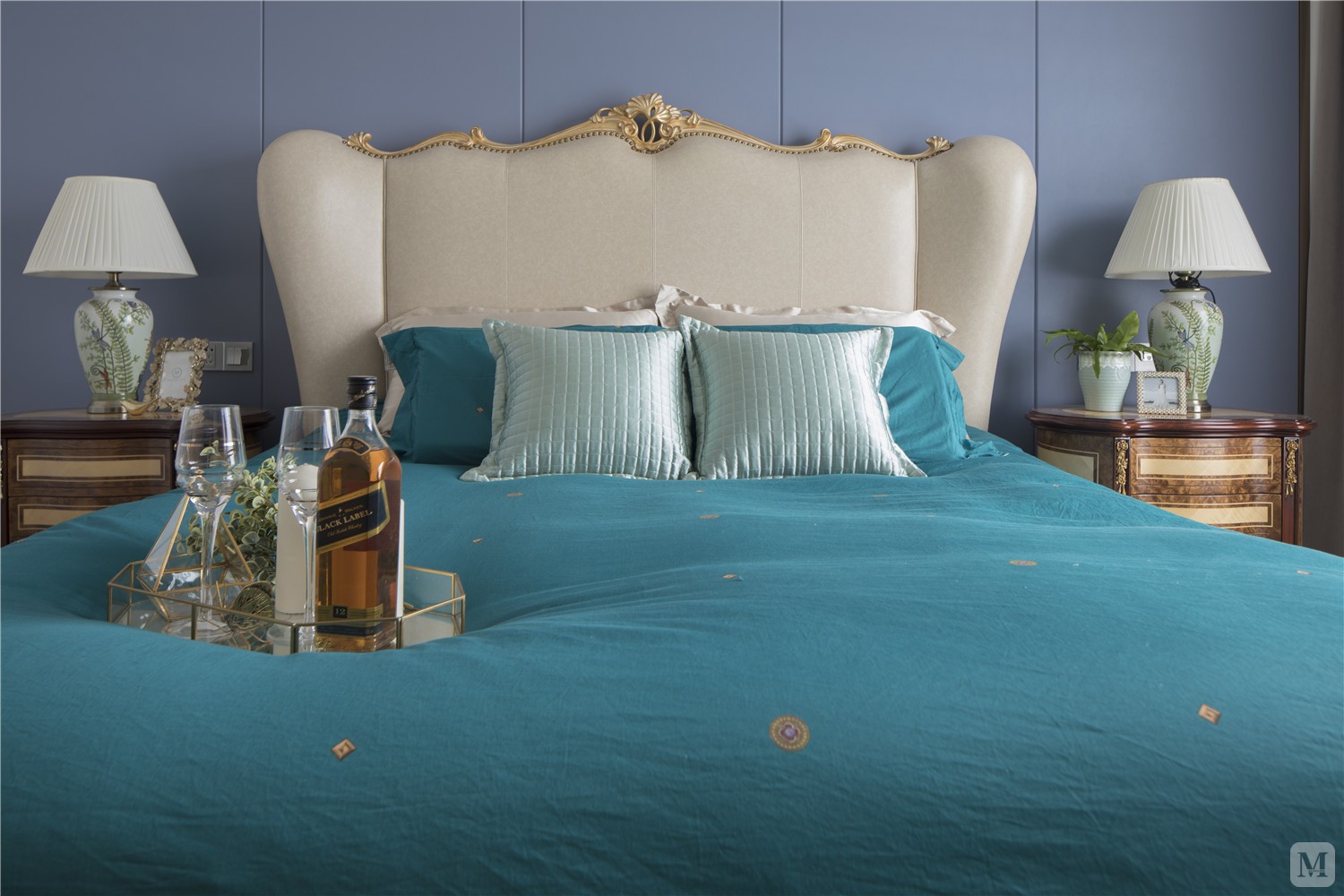 主卧没有太多的装饰，定制的白色衣柜加简洁的蓝色硬包墙板反而更能衬出金色大床的细腻华贵。