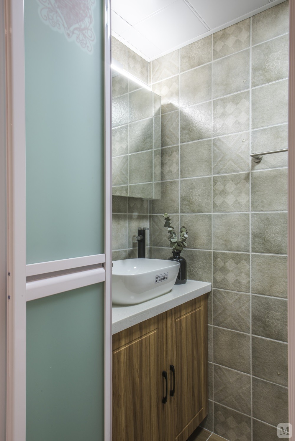 卫生间除了装饰画，墙面地面统一灰色，将卫生间的私密空间誓将冷酷进行到底。