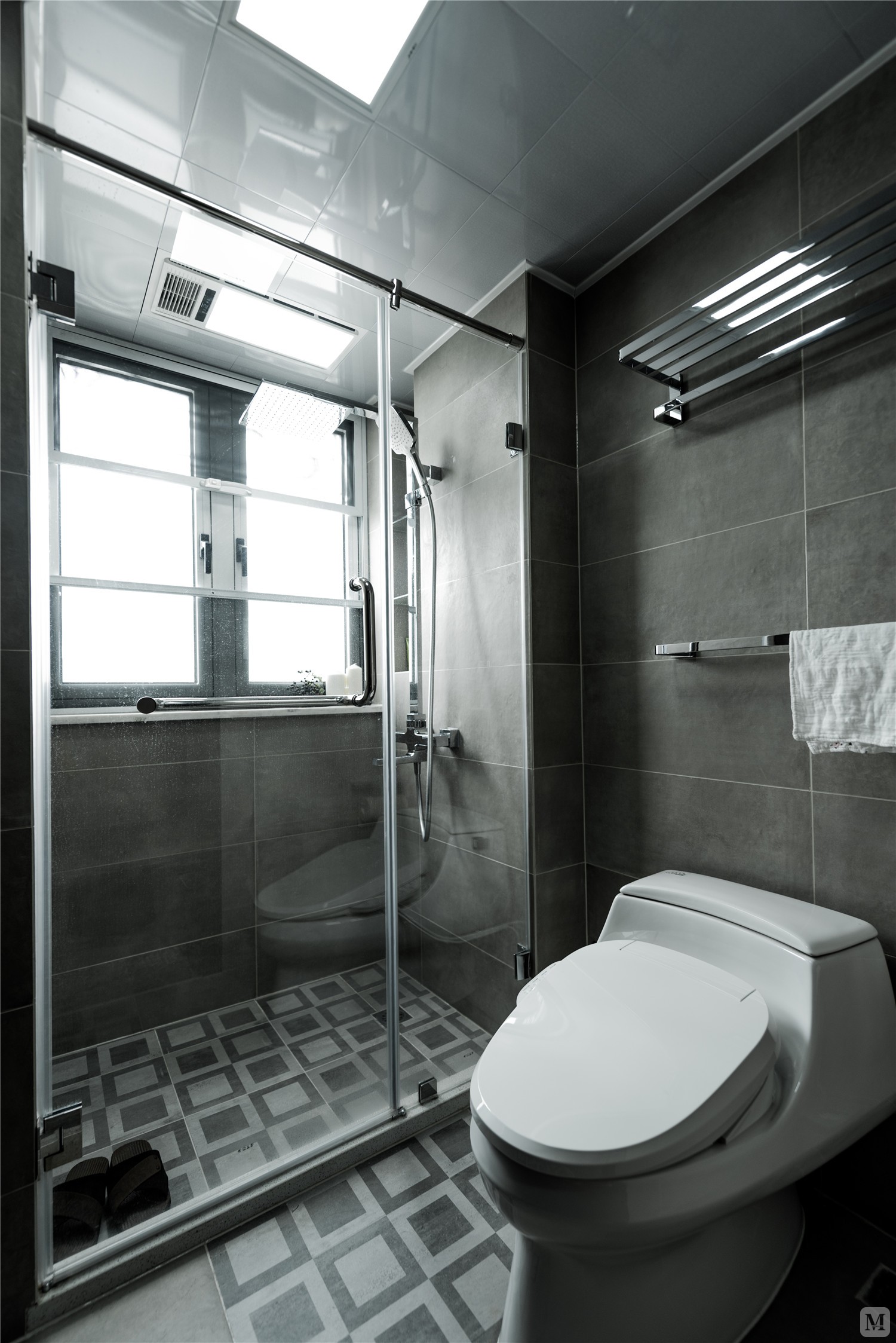 卫生间被规划出干湿区，定做浴柜和镜柜来提升收纳空间。