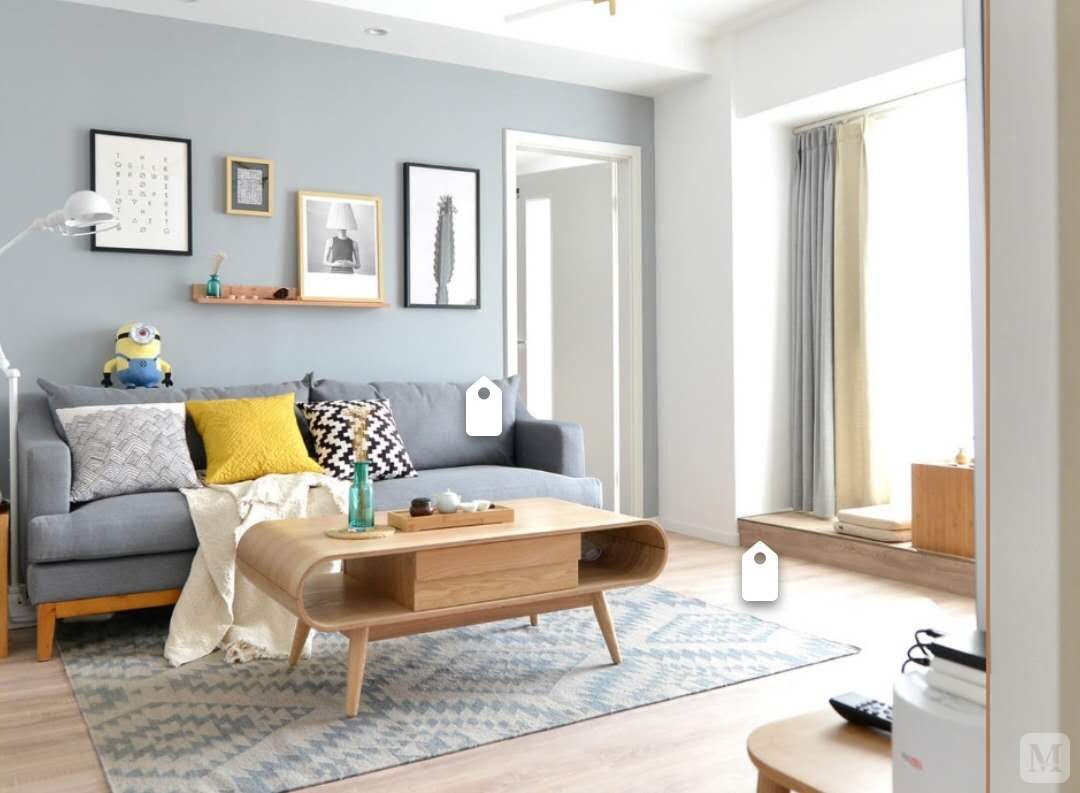北欧风格小清新，蓝色墙面，原木色的家具于地板相互呼应。高级灰的沙发做配饰，整个空间层次分明。圆润个性 化的家具独具一致。
