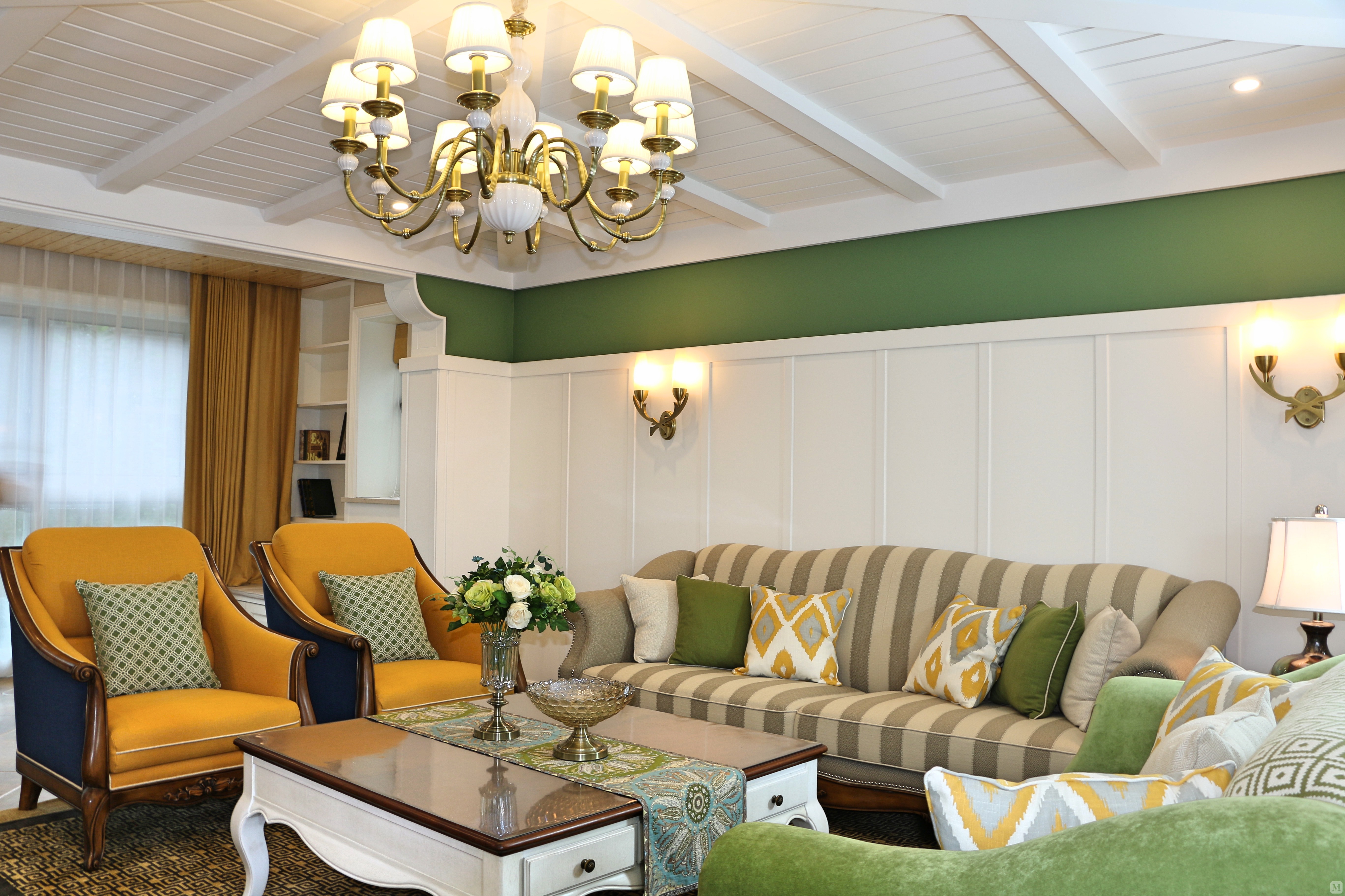 客厅一组黄色沙发主宰空间主视角,白色护墙和白色木质装饰壁炉于绿色