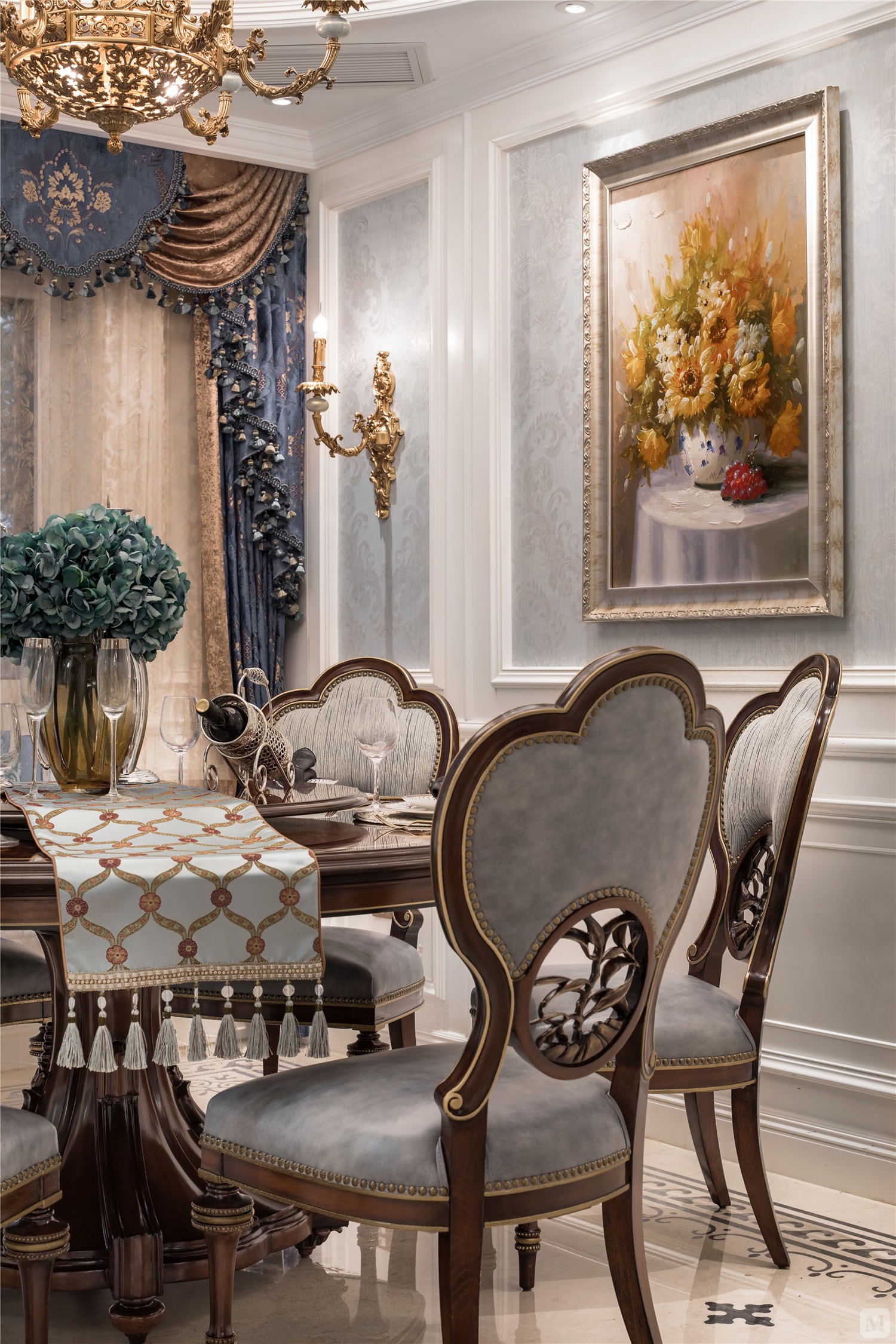 餐厅在纯白的主基调上，用灰色威尼斯漆的岁月肌理与香槟金进行调和、碰撞，清丽的设色搭配着典雅的陈设艺术品、品质承袭的舒适家具，弥漫出一室轻盈雅致的古典风韵。